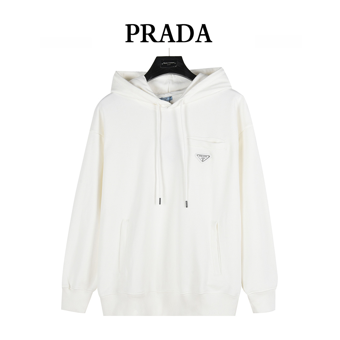 ：💰240（） Prada/普拉达 25Fw 侧边假口袋三角铁标logo徽章连帽卫衣 经典款款我们最在意的就是面料和版型，P家经典修身版型，特殊立裁工艺， 上身线条流畅，不管偏胖或是胖瘦的身材，都能最大程度的得到修饰。 420克重纯棉面料毛圈底定制32支2*2螺纹 成衣两遍水洗处理， 面料舒适亲肤无异感 定制定染面料 纺织密度高 垂感佳 不易变形， 厚织感加上紧密纺纱工艺 不会影响卫衣的透气性 成色的饱和度很高 ， 胸前侧边假口袋三角铁标徽章，搭配大袋鼠口袋，厚度给足，又能做到柔软舒适， 上身就知道是顶级牛货。男女同款，正常版型，低调气质单品。 颜色：黑色、白色 Size：XS-L