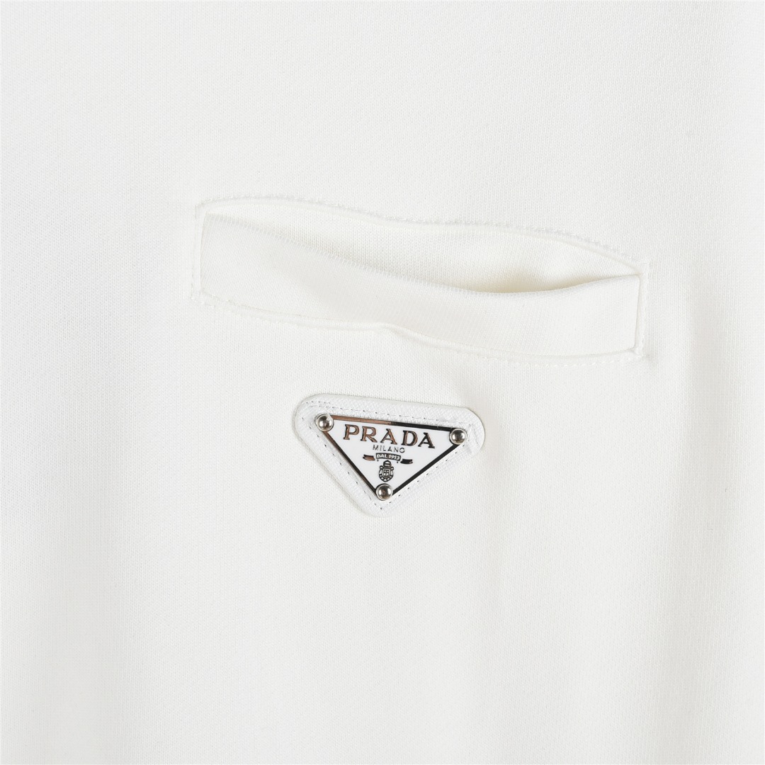 Prada 普拉达 25Fw 侧边假口袋三角铁标logo徽章连帽卫衣