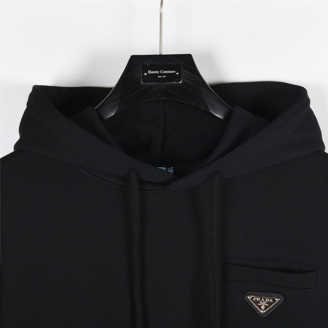 Prada/普拉达 25Fw 侧边假口袋三角铁标logo徽章连帽卫衣 黑色 白色-Chinese UA Cheap High Quatity Brand Clothes Bags handbags Sneakers wholesale wholesaler seller from China Factory suppliers Fashion Clothing Shoes best Quality Beautiful Price Prada/普拉达 25Fw 侧边假口袋三角铁标logo徽章连帽卫衣 黑色 白色