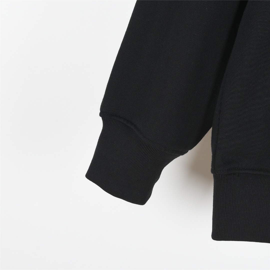 Prada/普拉达 25Fw 侧边假口袋三角铁标logo徽章连帽卫衣 黑色 白色-Chinese UA Cheap High Quatity Brand Clothes Bags handbags Sneakers wholesale wholesaler seller from China Factory suppliers Fashion Clothing Shoes best Quality Beautiful Price Prada/普拉达 25Fw 侧边假口袋三角铁标logo徽章连帽卫衣 黑色 白色