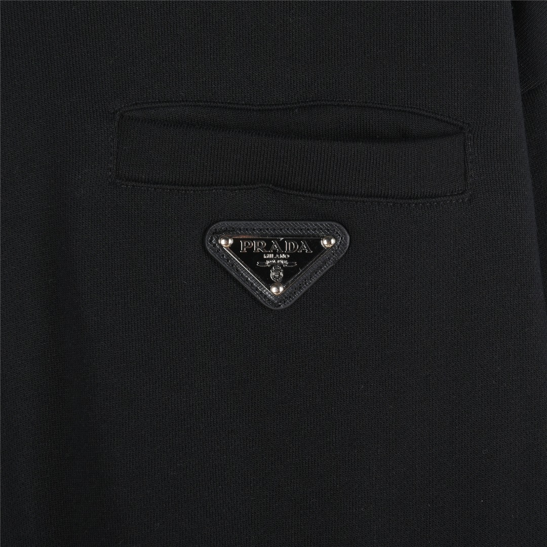 Prada/普拉达 25Fw 侧边假口袋三角铁标logo徽章连帽卫衣 黑色 白色-Chinese UA Cheap High Quatity Brand Clothes Bags handbags Sneakers wholesale wholesaler seller from China Factory suppliers Fashion Clothing Shoes best Quality Beautiful Price Prada/普拉达 25Fw 侧边假口袋三角铁标logo徽章连帽卫衣 黑色 白色