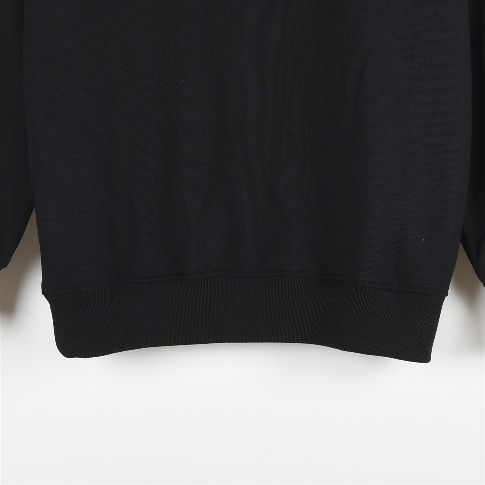 Prada/普拉达 25Fw 侧边假口袋三角铁标logo徽章连帽卫衣 黑色 白色-Chinese UA Cheap High Quatity Brand Clothes Bags handbags Sneakers wholesale wholesaler seller from China Factory suppliers Fashion Clothing Shoes best Quality Beautiful Price Prada/普拉达 25Fw 侧边假口袋三角铁标logo徽章连帽卫衣 黑色 白色