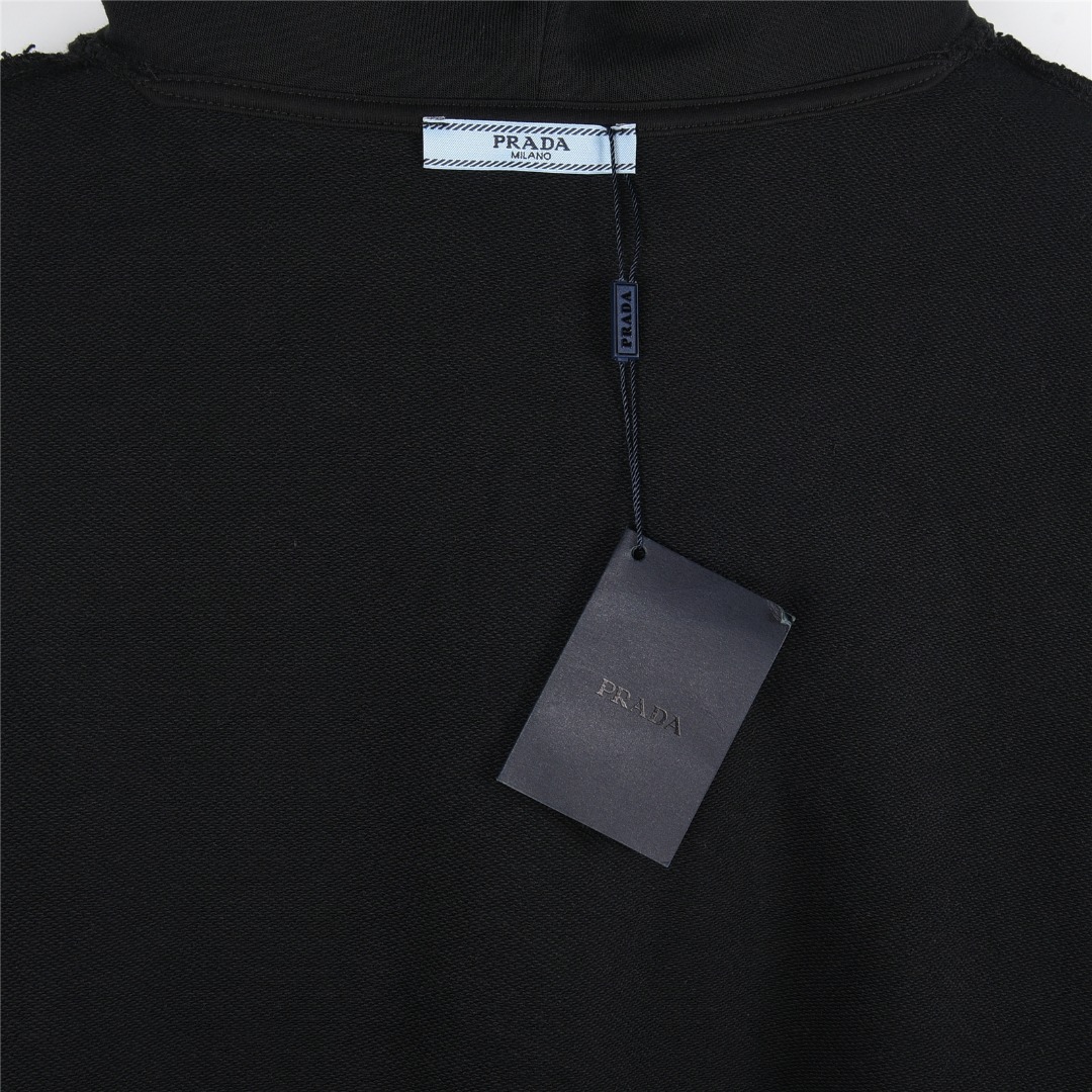 Prada/普拉达 25Fw 侧边假口袋三角铁标logo徽章连帽卫衣 黑色 白色-Chinese UA Cheap High Quatity Brand Clothes Bags handbags Sneakers wholesale wholesaler seller from China Factory suppliers Fashion Clothing Shoes best Quality Beautiful Price Prada/普拉达 25Fw 侧边假口袋三角铁标logo徽章连帽卫衣 黑色 白色