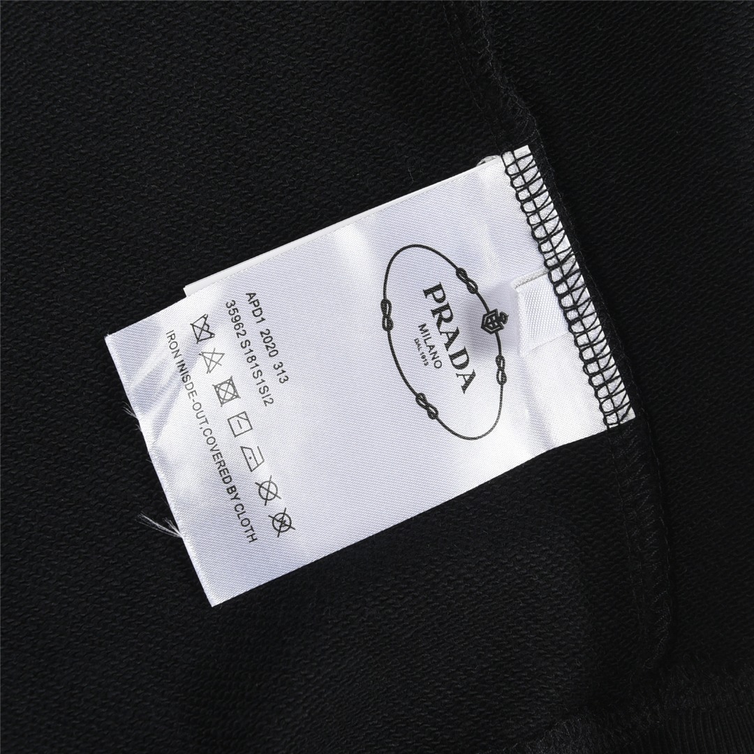 Prada/普拉达 25Fw 侧边假口袋三角铁标logo徽章连帽卫衣 黑色 白色-Chinese UA Cheap High Quatity Brand Clothes Bags handbags Sneakers wholesale wholesaler seller from China Factory suppliers Fashion Clothing Shoes best Quality Beautiful Price Prada/普拉达 25Fw 侧边假口袋三角铁标logo徽章连帽卫衣 黑色 白色