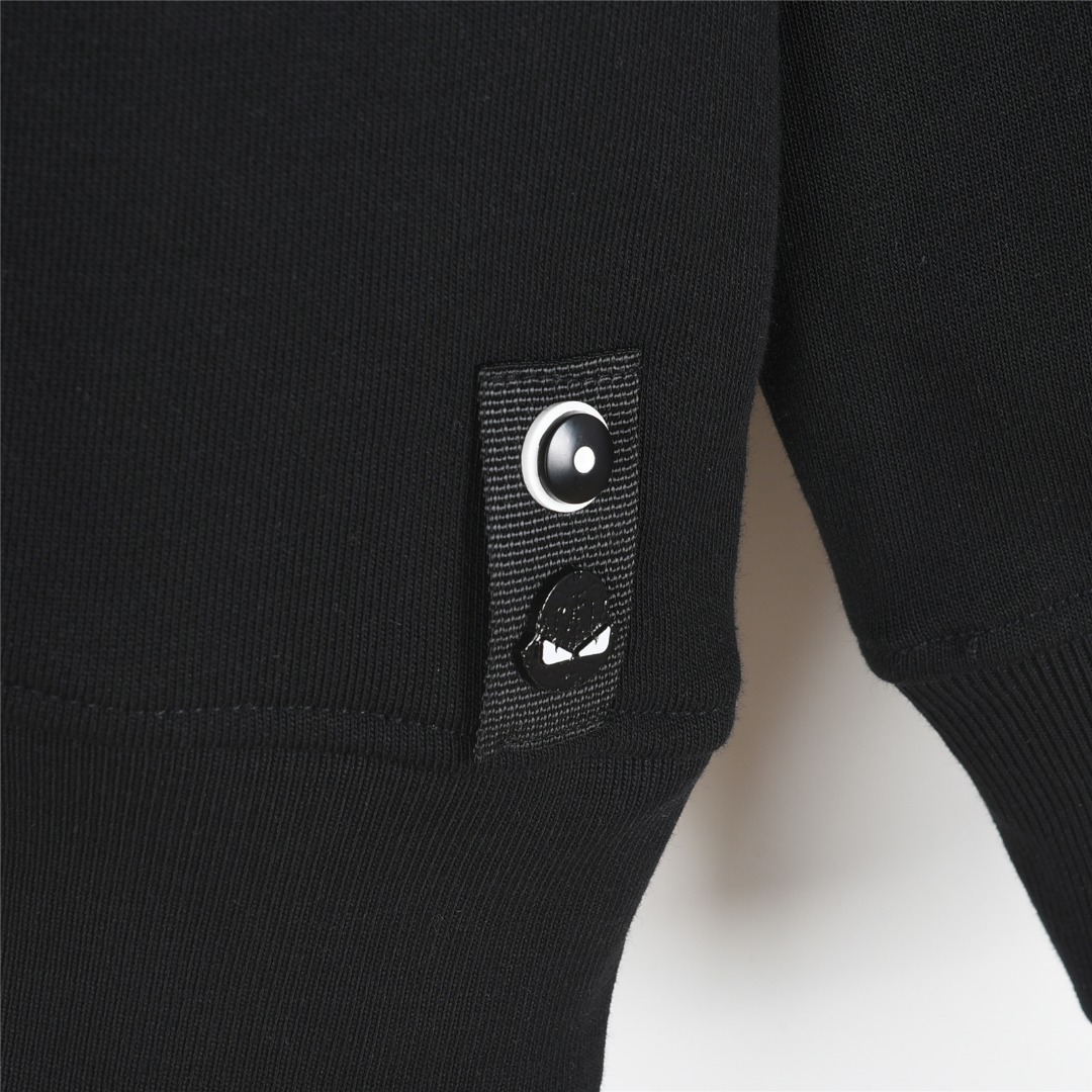 Fendi /芬迪 25Fw 暗纹双F字母立体压花圆领卫衣 白色 黑色-Chinese UA Cheap High Quatity Brand Clothes Bags handbags Sneakers wholesale wholesaler seller from China Factory suppliers Fashion Clothing Shoes best Quality Beautiful Price Fendi /芬迪 25Fw 暗纹双F字母立体压花圆领卫衣 白色 黑色