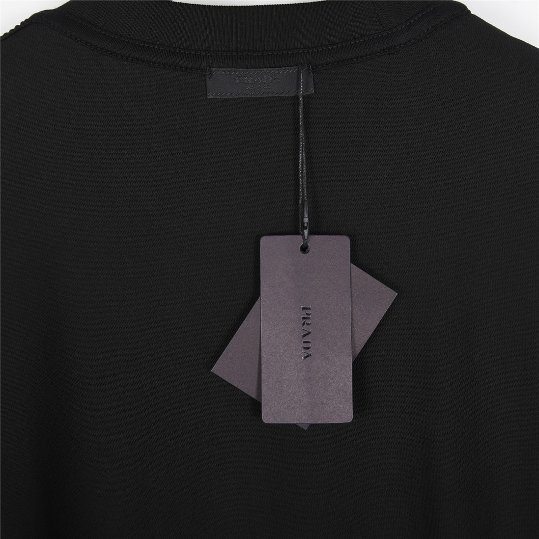 Prada/普拉达 25Fw 大logo徽标泼墨印花长袖T恤 黑色 白色-Chinese UA Cheap High Quatity Brand Clothes Bags handbags Sneakers wholesale wholesaler seller from China Factory suppliers Fashion Clothing Shoes best Quality Beautiful Price Prada/普拉达 25Fw 大logo徽标泼墨印花长袖T恤 黑色 白色