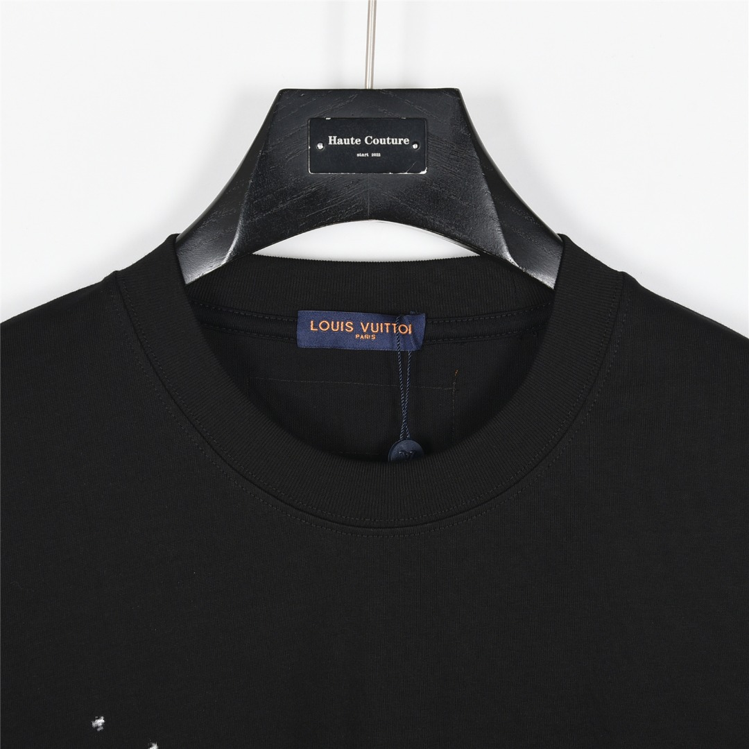 Louis Vuitton/路易威登 25Fw 下摆四叶草大logo泼墨印花长袖T恤-Chinese UA Cheap High Quatity Brand Clothes Bags handbags Sneakers wholesale wholesaler seller from China Factory suppliers Fashion Clothing Shoes best Quality Beautiful Price Louis Vuitton/路易威登 25Fw 下摆四叶草大logo泼墨印花长袖T恤