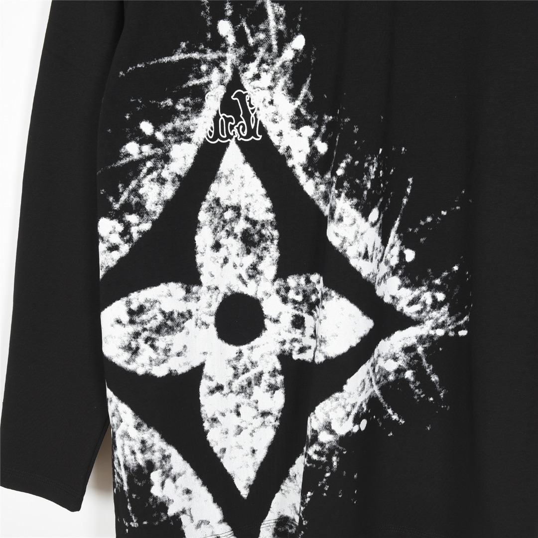 Louis Vuitton/路易威登 25Fw 下摆四叶草大logo泼墨印花长袖T恤-Chinese UA Cheap High Quatity Brand Clothes Bags handbags Sneakers wholesale wholesaler seller from China Factory suppliers Fashion Clothing Shoes best Quality Beautiful Price Louis Vuitton/路易威登 25Fw 下摆四叶草大logo泼墨印花长袖T恤