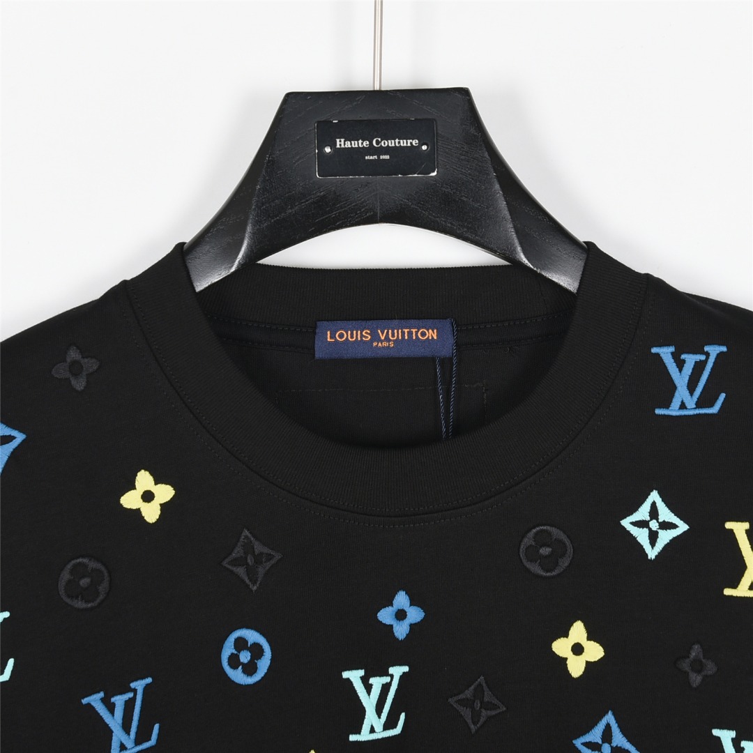 Louis Vuitton/路易威登 25Fw 彩色老花logo刺绣长袖T恤 黑色 白色-Chinese UA Cheap High Quatity Brand Clothes Bags handbags Sneakers wholesale wholesaler seller from China Factory suppliers Fashion Clothing Shoes best Quality Beautiful Price Louis Vuitton/路易威登 25Fw 彩色老花logo刺绣长袖T恤 黑色 白色
