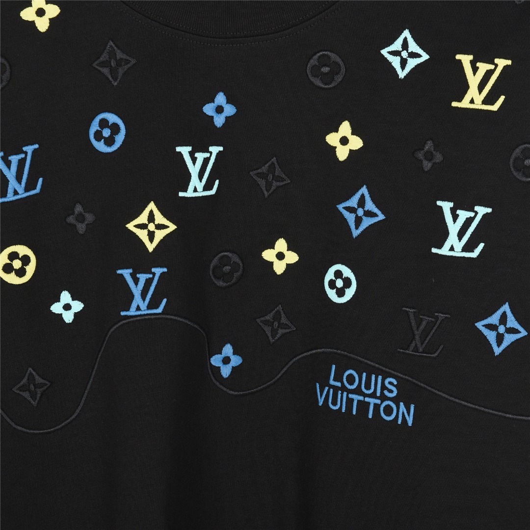 Louis Vuitton/路易威登 25Fw 彩色老花logo刺绣长袖T恤 黑色 白色-Chinese UA Cheap High Quatity Brand Clothes Bags handbags Sneakers wholesale wholesaler seller from China Factory suppliers Fashion Clothing Shoes best Quality Beautiful Price Louis Vuitton/路易威登 25Fw 彩色老花logo刺绣长袖T恤 黑色 白色