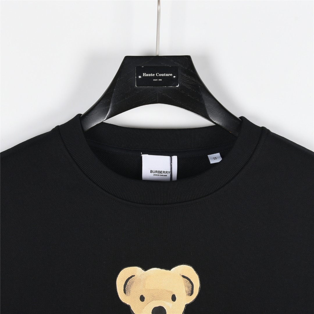 Burberry/巴宝莉 25Fw 卡通围巾小熊字母logo圆领卫衣 清爽干净的棉质情侣款卫衣 黑色 白色-Chinese UA Cheap High Quatity Brand Clothes Bags handbags Sneakers wholesale wholesaler seller from China Factory suppliers Fashion Clothing Shoes best Quality Beautiful Price Burberry/巴宝莉 25Fw 卡通围巾小熊字母logo圆领卫衣 清爽干净的棉质情侣款卫衣 黑色 白色