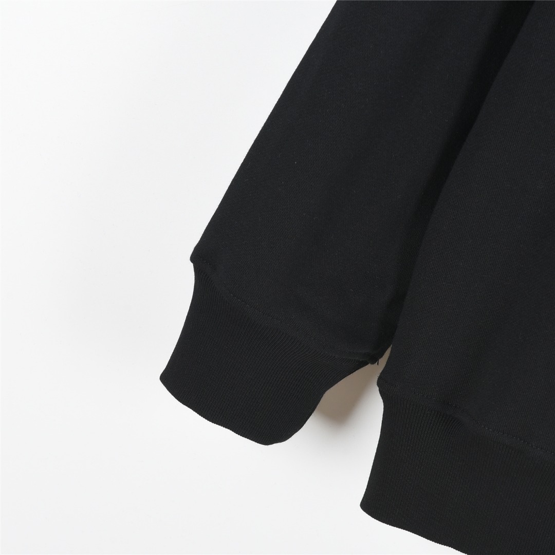 Burberry/巴宝莉 25Fw 卡通围巾小熊字母logo圆领卫衣 清爽干净的棉质情侣款卫衣 黑色 白色-Chinese UA Cheap High Quatity Brand Clothes Bags handbags Sneakers wholesale wholesaler seller from China Factory suppliers Fashion Clothing Shoes best Quality Beautiful Price Burberry/巴宝莉 25Fw 卡通围巾小熊字母logo圆领卫衣 清爽干净的棉质情侣款卫衣 黑色 白色