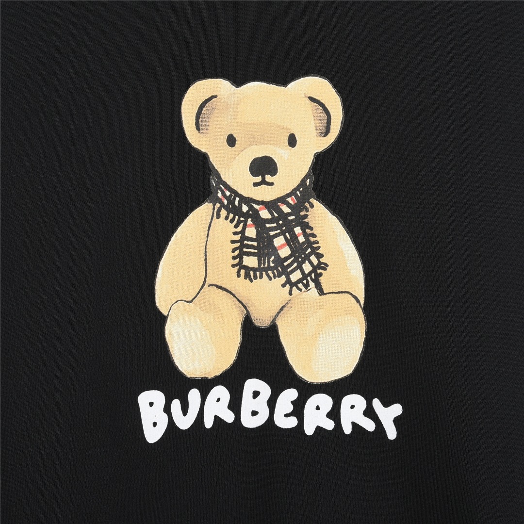 Burberry/巴宝莉 25Fw 卡通围巾小熊字母logo圆领卫衣 清爽干净的棉质情侣款卫衣 黑色 白色-Chinese UA Cheap High Quatity Brand Clothes Bags handbags Sneakers wholesale wholesaler seller from China Factory suppliers Fashion Clothing Shoes best Quality Beautiful Price Burberry/巴宝莉 25Fw 卡通围巾小熊字母logo圆领卫衣 清爽干净的棉质情侣款卫衣 黑色 白色