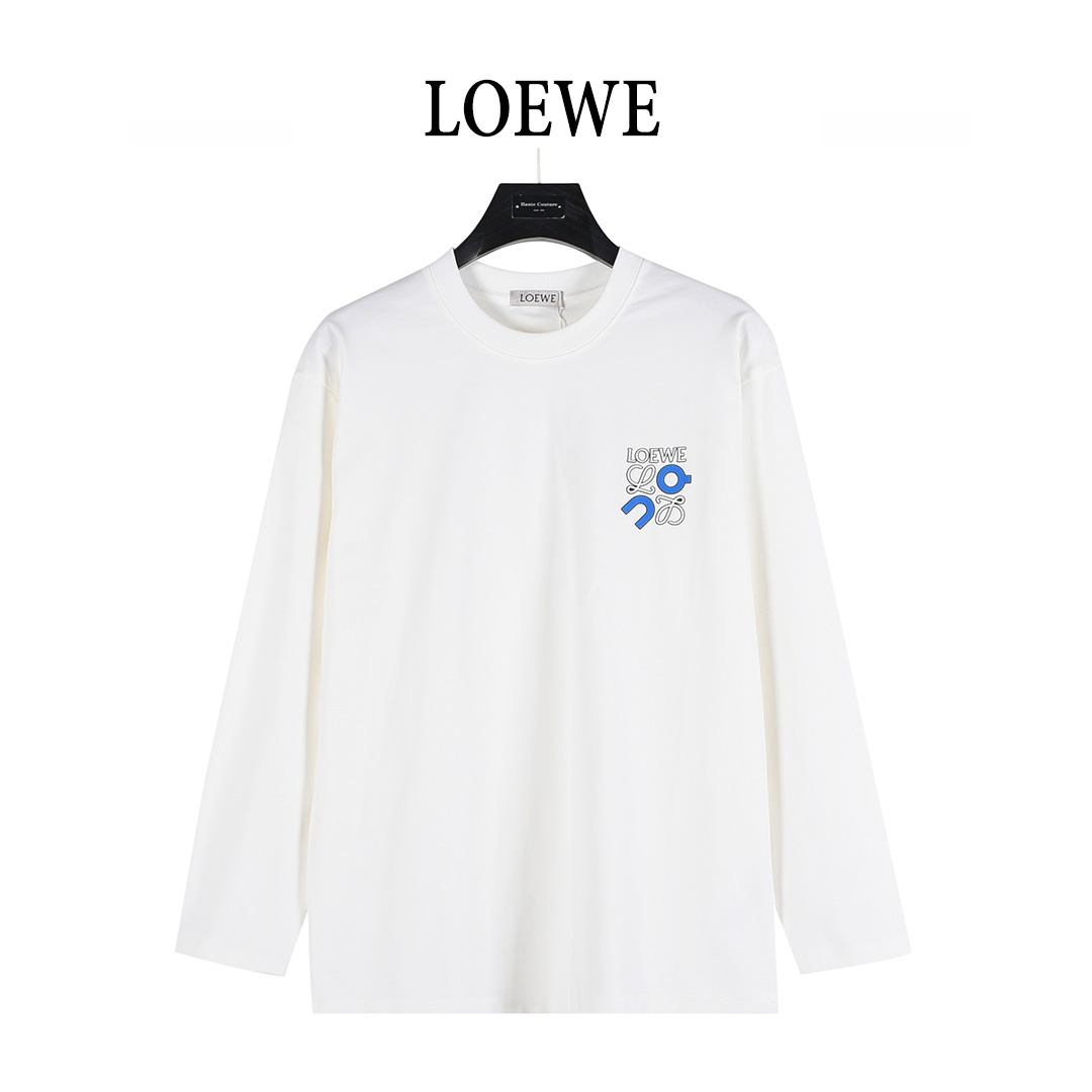 (支持放店) Loewe罗意威 & on昂跑 25Fw 联名徽标logo压胶印花长袖T恤 购入原版开模打造,全套定制辅料,所有细节完美还原 简约清新风格,彰显出高品格的气质, 客供定织300g高克重双纱棉布料子 厚实的质感,面料厚实柔软亲肤, 松软细腻着身感更舒适透气,手感质感无可挑剔, 胸口徽标logo压胶印花 彰显出高奢贵气 男女同款! 颜色:白色,黑色