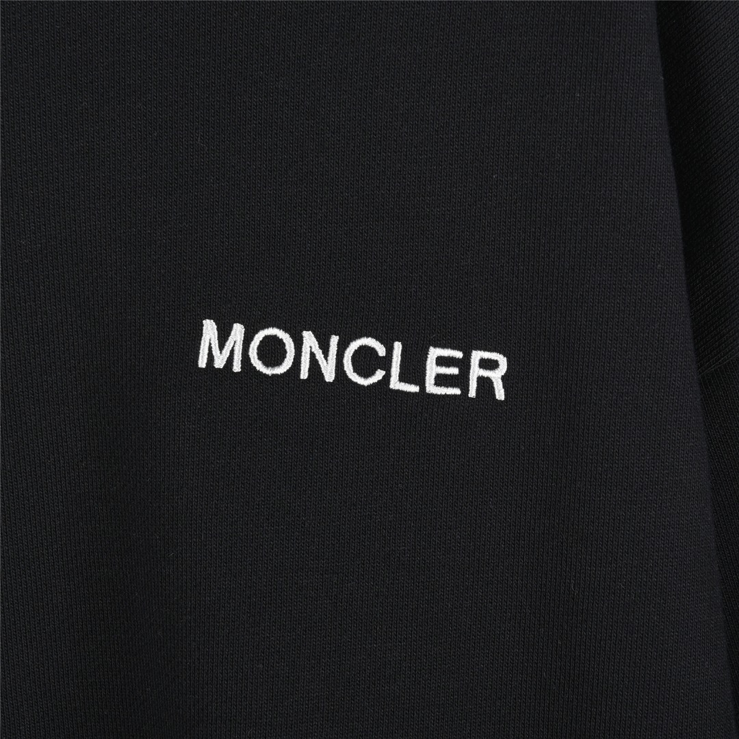 Moncler/蒙口 25Fw 前后印花字母手臂徽章圆领卫衣