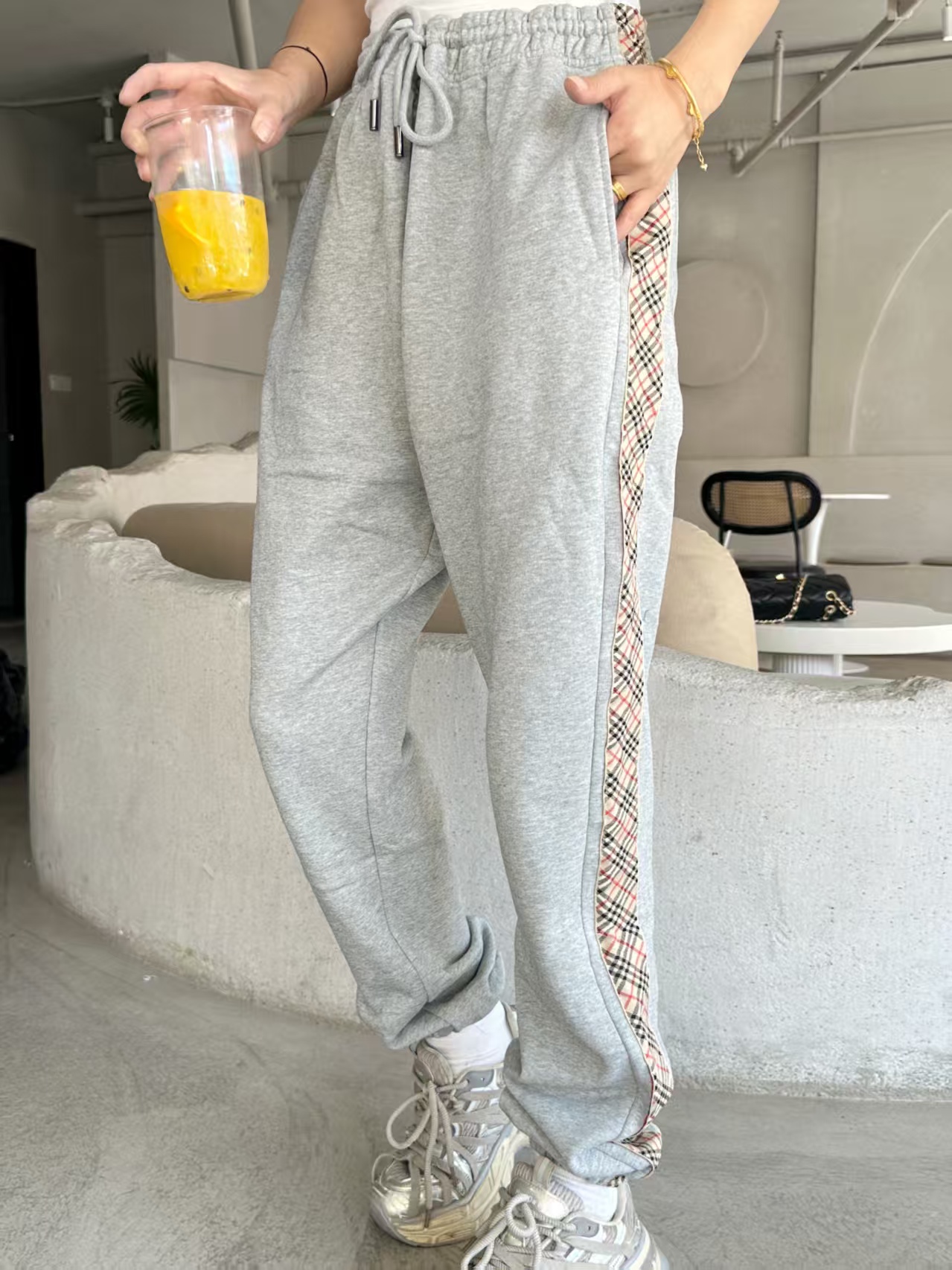 Burberry/巴宝莉 25Fw 侧边菱格纹织带后袋战马刺绣套装长裤 上身效果#