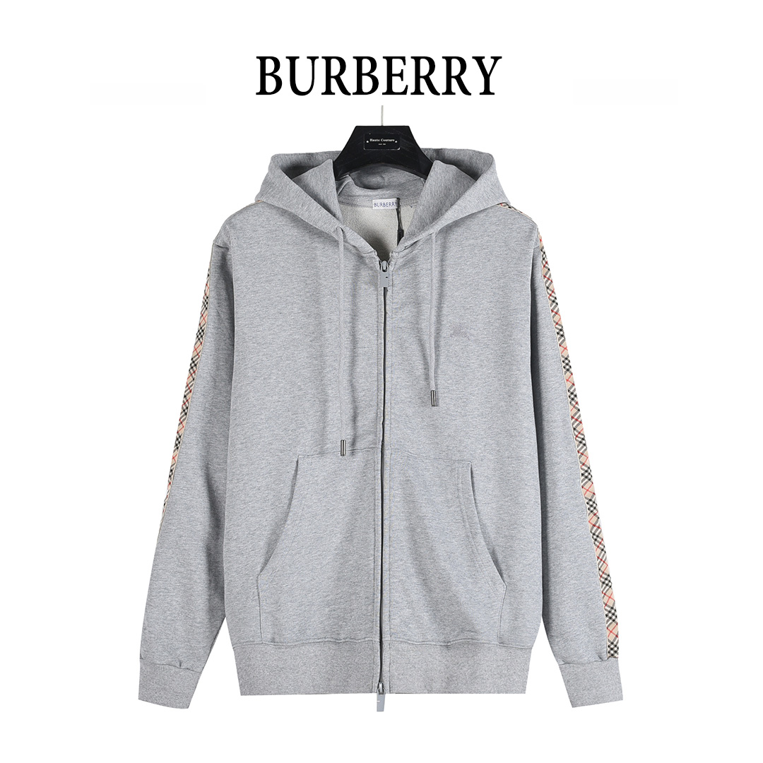 本地自取💰260(支持放店)
Burberry/巴宝莉 25Fw 侧边菱格纹织带战马刺绣双拉链套装外套
格纹装饰棉质拉链连帽衫拉链连帽衫,选用轻盈翻面绒棉质面料打造,
融入标志性典藏米色 Burberry 格纹饰带。呈现修身版型,
点缀同色系马术骑士徽标(EKD)刺绣。
– 双向拉链开合
– 抽绳式连帽
– 收纳口袋
– 罗纹针织装饰
– 前胸饰有马术骑士徽标(EKD)刺绣
搭配同款长裤更佳!!
颜色:花灰色,黑色
size:S-XL