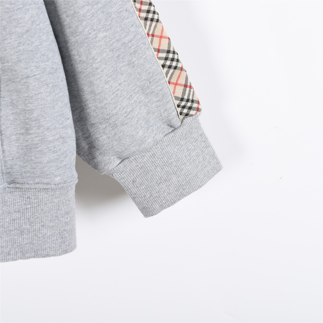 本地自取💰260(支持放店)
Burberry/巴宝莉 25Fw 侧边菱格纹织带战马刺绣双拉链套装外套
格纹装饰棉质拉链连帽衫拉链连帽衫,选用轻盈翻面绒棉质面料打造,
融入标志性典藏米色 Burberry 格纹饰带。呈现修身版型,
点缀同色系马术骑士徽标(EKD)刺绣。
– 双向拉链开合
– 抽绳式连帽
– 收纳口袋
– 罗纹针织装饰
– 前胸饰有马术骑士徽标(EKD)刺绣
搭配同款长裤更佳!!
颜色:花灰色,黑色
size:S-XL