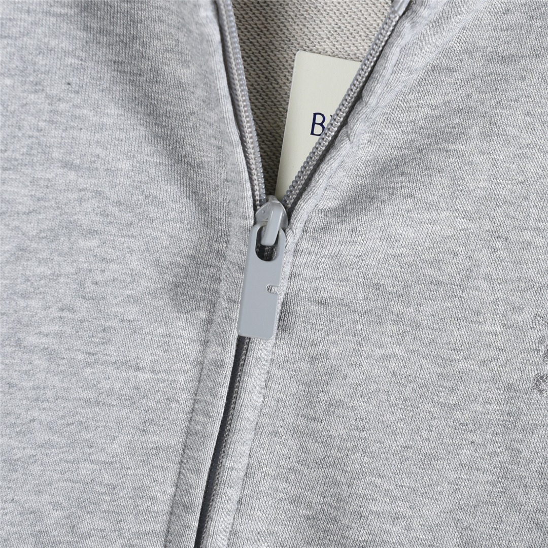 本地自取💰260(支持放店)
Burberry/巴宝莉 25Fw 侧边菱格纹织带战马刺绣双拉链套装外套
格纹装饰棉质拉链连帽衫拉链连帽衫,选用轻盈翻面绒棉质面料打造,
融入标志性典藏米色 Burberry 格纹饰带。呈现修身版型,
点缀同色系马术骑士徽标(EKD)刺绣。
– 双向拉链开合
– 抽绳式连帽
– 收纳口袋
– 罗纹针织装饰
– 前胸饰有马术骑士徽标(EKD)刺绣
搭配同款长裤更佳!!
颜色:花灰色,黑色
size:S-XL