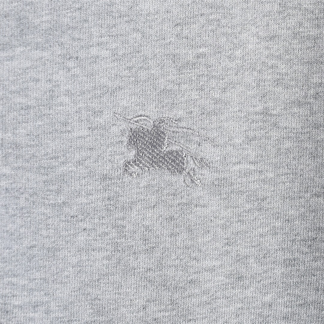 本地自取💰260(支持放店)
Burberry/巴宝莉 25Fw 侧边菱格纹织带战马刺绣双拉链套装外套
格纹装饰棉质拉链连帽衫拉链连帽衫,选用轻盈翻面绒棉质面料打造,
融入标志性典藏米色 Burberry 格纹饰带。呈现修身版型,
点缀同色系马术骑士徽标(EKD)刺绣。
– 双向拉链开合
– 抽绳式连帽
– 收纳口袋
– 罗纹针织装饰
– 前胸饰有马术骑士徽标(EKD)刺绣
搭配同款长裤更佳!!
颜色:花灰色,黑色
size:S-XL