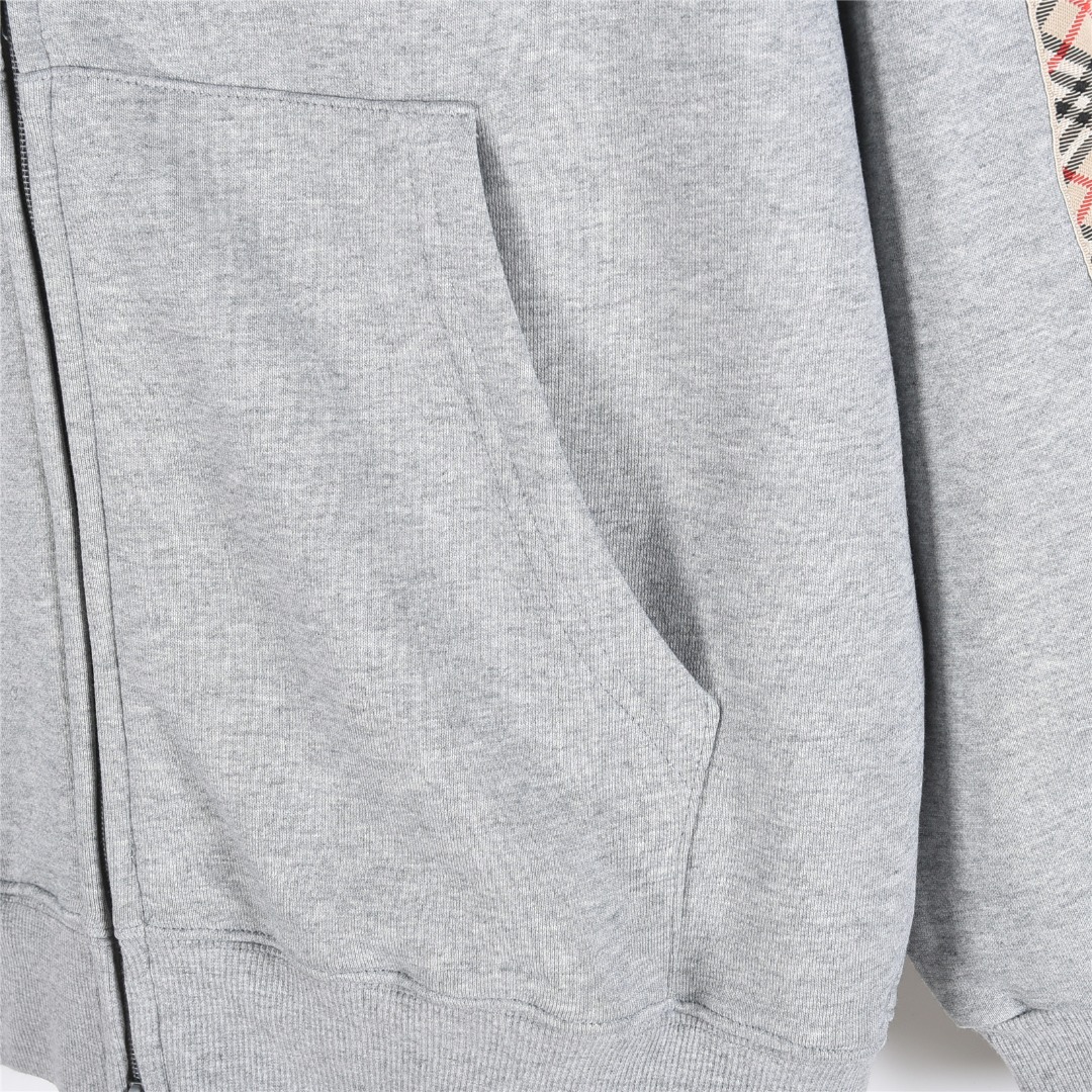 本地自取💰260(支持放店)
Burberry/巴宝莉 25Fw 侧边菱格纹织带战马刺绣双拉链套装外套
格纹装饰棉质拉链连帽衫拉链连帽衫,选用轻盈翻面绒棉质面料打造,
融入标志性典藏米色 Burberry 格纹饰带。呈现修身版型,
点缀同色系马术骑士徽标(EKD)刺绣。
– 双向拉链开合
– 抽绳式连帽
– 收纳口袋
– 罗纹针织装饰
– 前胸饰有马术骑士徽标(EKD)刺绣
搭配同款长裤更佳!!
颜色:花灰色,黑色
size:S-XL