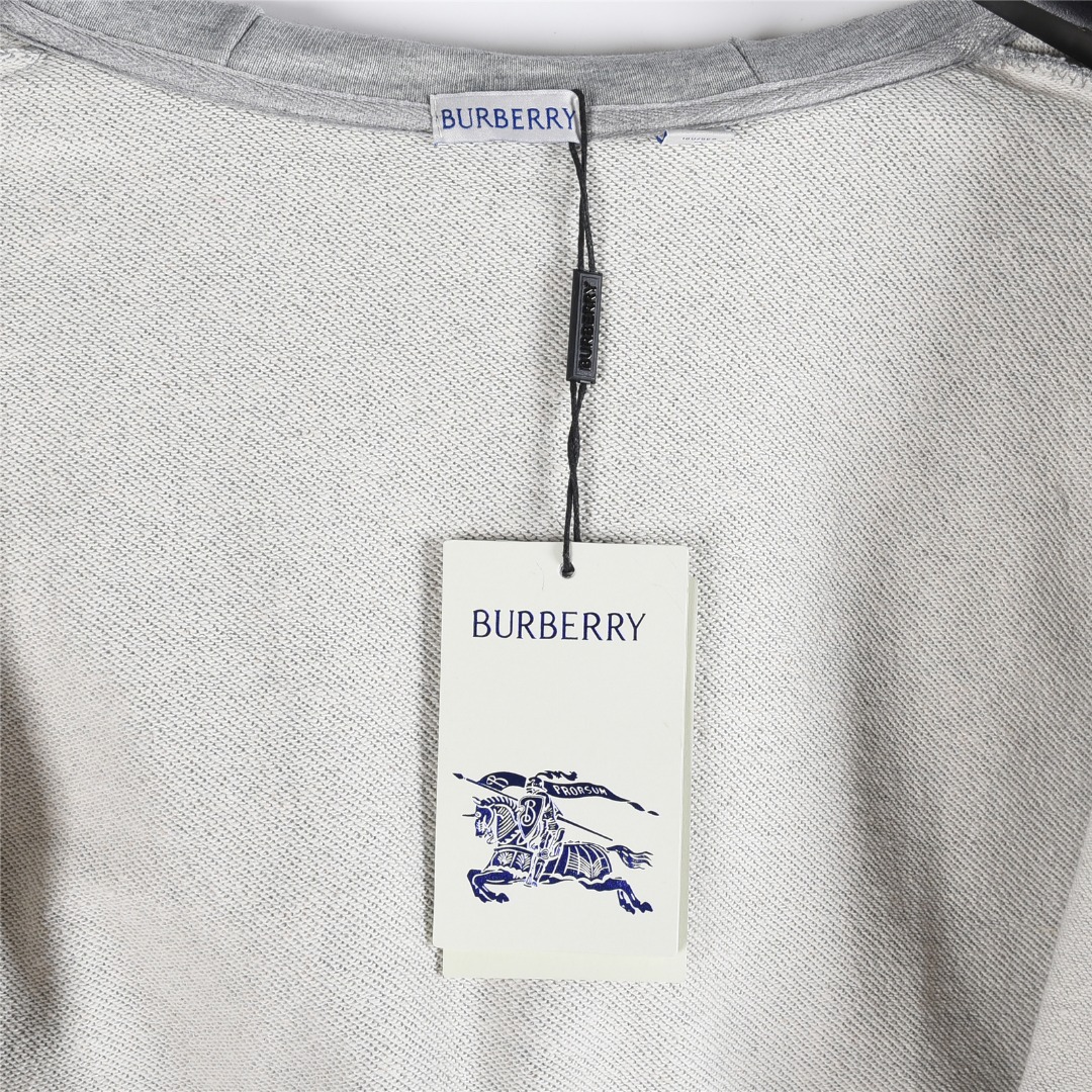 本地自取💰260(支持放店)
Burberry/巴宝莉 25Fw 侧边菱格纹织带战马刺绣双拉链套装外套
格纹装饰棉质拉链连帽衫拉链连帽衫,选用轻盈翻面绒棉质面料打造,
融入标志性典藏米色 Burberry 格纹饰带。呈现修身版型,
点缀同色系马术骑士徽标(EKD)刺绣。
– 双向拉链开合
– 抽绳式连帽
– 收纳口袋
– 罗纹针织装饰
– 前胸饰有马术骑士徽标(EKD)刺绣
搭配同款长裤更佳!!
颜色:花灰色,黑色
size:S-XL