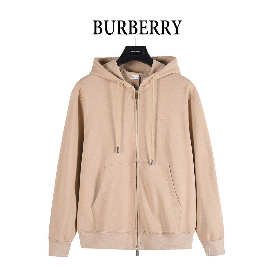 本地自取💰260(支持放店)
Burberry/巴宝莉 25Fw 后背十字绣战马双拉链套装连帽外套
十字绣马术骑士徽标棉质双拉链连帽衫连帽衫,
选用轻盈翻面绒棉质面料打造,呈现休闲版型。
融入十字绣工艺,塑就品牌徽标和 Burberry 格纹马术骑士徽标设计。
– 双向拉链开合
– 抽绳式连帽
– 收纳口袋
– 罗纹针织装饰
– 前胸饰有马术骑士徽标(EKD)刺绣
– 后背饰有十字绣马术骑士徽标(EKD)刺绣
搭配同款长裤更佳!!
颜色:卡其色,黑色
size:S-XL