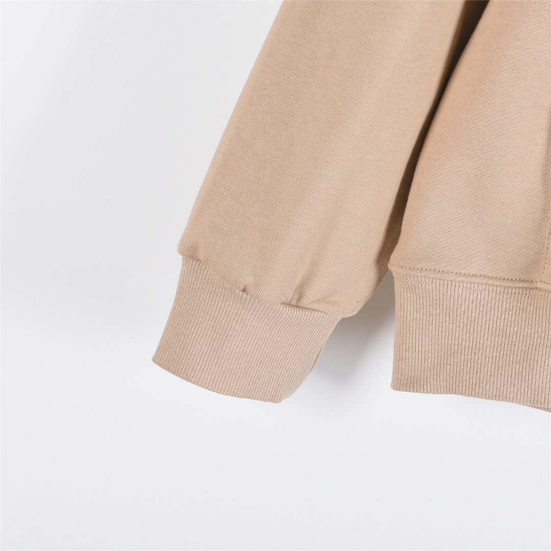 本地自取💰260(支持放店)
Burberry/巴宝莉 25Fw 后背十字绣战马双拉链套装连帽外套
十字绣马术骑士徽标棉质双拉链连帽衫连帽衫,
选用轻盈翻面绒棉质面料打造,呈现休闲版型。
融入十字绣工艺,塑就品牌徽标和 Burberry 格纹马术骑士徽标设计。
– 双向拉链开合
– 抽绳式连帽
– 收纳口袋
– 罗纹针织装饰
– 前胸饰有马术骑士徽标(EKD)刺绣
– 后背饰有十字绣马术骑士徽标(EKD)刺绣
搭配同款长裤更佳!!
颜色:卡其色,黑色
size:S-XL