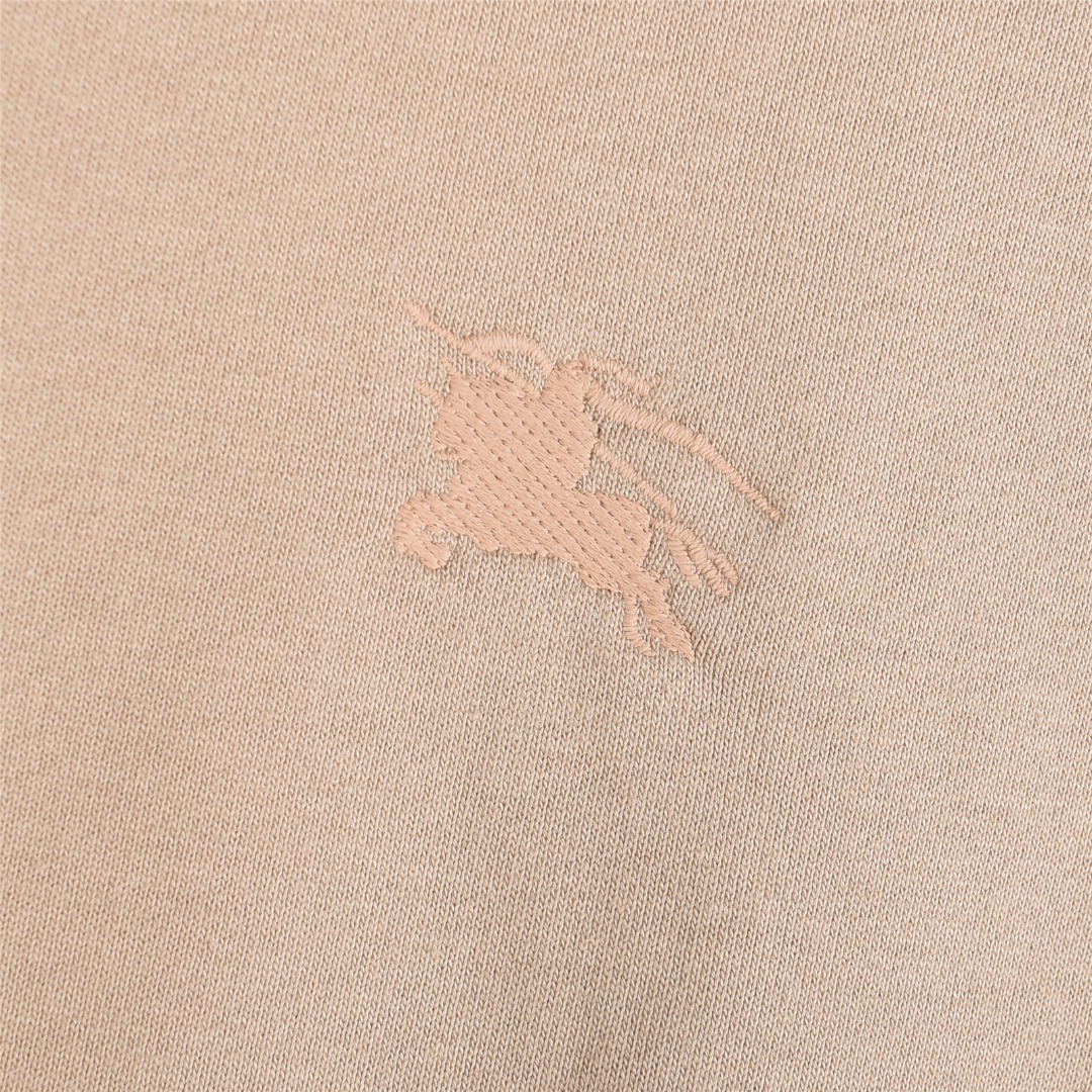 本地自取💰260(支持放店)
Burberry/巴宝莉 25Fw 后背十字绣战马双拉链套装连帽外套
十字绣马术骑士徽标棉质双拉链连帽衫连帽衫,
选用轻盈翻面绒棉质面料打造,呈现休闲版型。
融入十字绣工艺,塑就品牌徽标和 Burberry 格纹马术骑士徽标设计。
– 双向拉链开合
– 抽绳式连帽
– 收纳口袋
– 罗纹针织装饰
– 前胸饰有马术骑士徽标(EKD)刺绣
– 后背饰有十字绣马术骑士徽标(EKD)刺绣
搭配同款长裤更佳!!
颜色:卡其色,黑色
size:S-XL