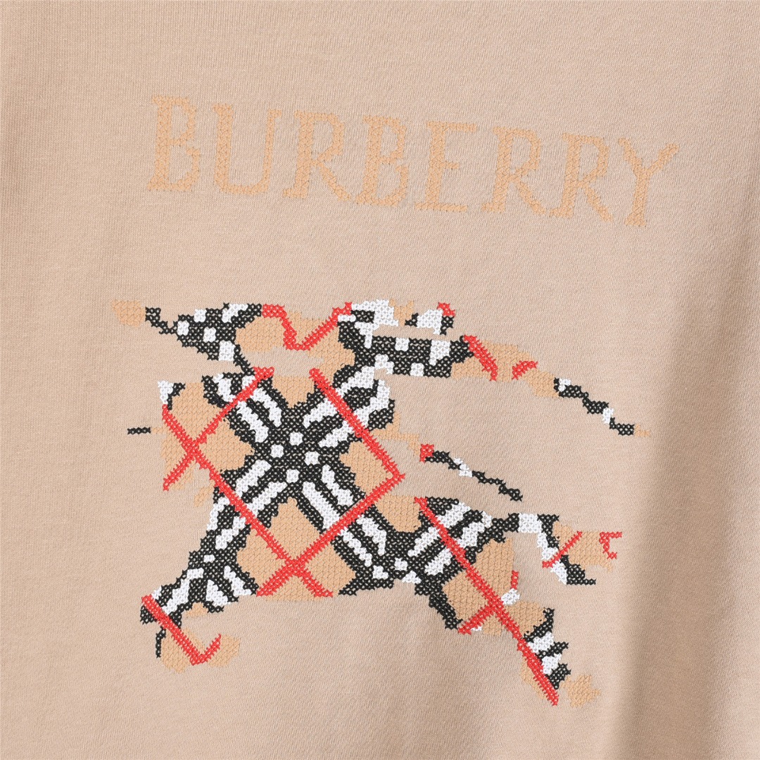 本地自取💰260(支持放店)
Burberry/巴宝莉 25Fw 后背十字绣战马双拉链套装连帽外套
十字绣马术骑士徽标棉质双拉链连帽衫连帽衫,
选用轻盈翻面绒棉质面料打造,呈现休闲版型。
融入十字绣工艺,塑就品牌徽标和 Burberry 格纹马术骑士徽标设计。
– 双向拉链开合
– 抽绳式连帽
– 收纳口袋
– 罗纹针织装饰
– 前胸饰有马术骑士徽标(EKD)刺绣
– 后背饰有十字绣马术骑士徽标(EKD)刺绣
搭配同款长裤更佳!!
颜色:卡其色,黑色
size:S-XL