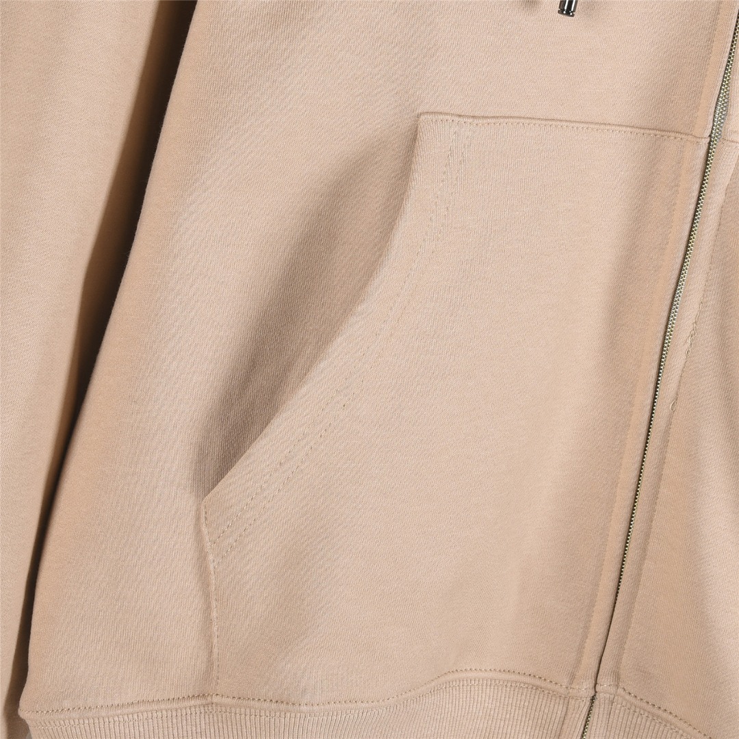 本地自取💰260(支持放店)
Burberry/巴宝莉 25Fw 后背十字绣战马双拉链套装连帽外套
十字绣马术骑士徽标棉质双拉链连帽衫连帽衫,
选用轻盈翻面绒棉质面料打造,呈现休闲版型。
融入十字绣工艺,塑就品牌徽标和 Burberry 格纹马术骑士徽标设计。
– 双向拉链开合
– 抽绳式连帽
– 收纳口袋
– 罗纹针织装饰
– 前胸饰有马术骑士徽标(EKD)刺绣
– 后背饰有十字绣马术骑士徽标(EKD)刺绣
搭配同款长裤更佳!!
颜色:卡其色,黑色
size:S-XL