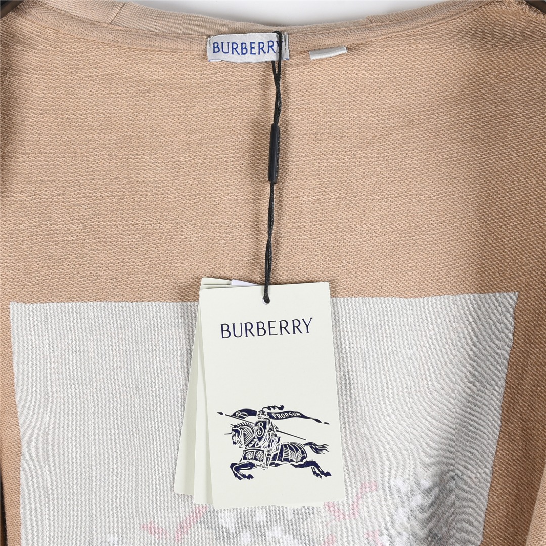 本地自取💰260(支持放店)
Burberry/巴宝莉 25Fw 后背十字绣战马双拉链套装连帽外套
十字绣马术骑士徽标棉质双拉链连帽衫连帽衫,
选用轻盈翻面绒棉质面料打造,呈现休闲版型。
融入十字绣工艺,塑就品牌徽标和 Burberry 格纹马术骑士徽标设计。
– 双向拉链开合
– 抽绳式连帽
– 收纳口袋
– 罗纹针织装饰
– 前胸饰有马术骑士徽标(EKD)刺绣
– 后背饰有十字绣马术骑士徽标(EKD)刺绣
搭配同款长裤更佳!!
颜色:卡其色,黑色
size:S-XL