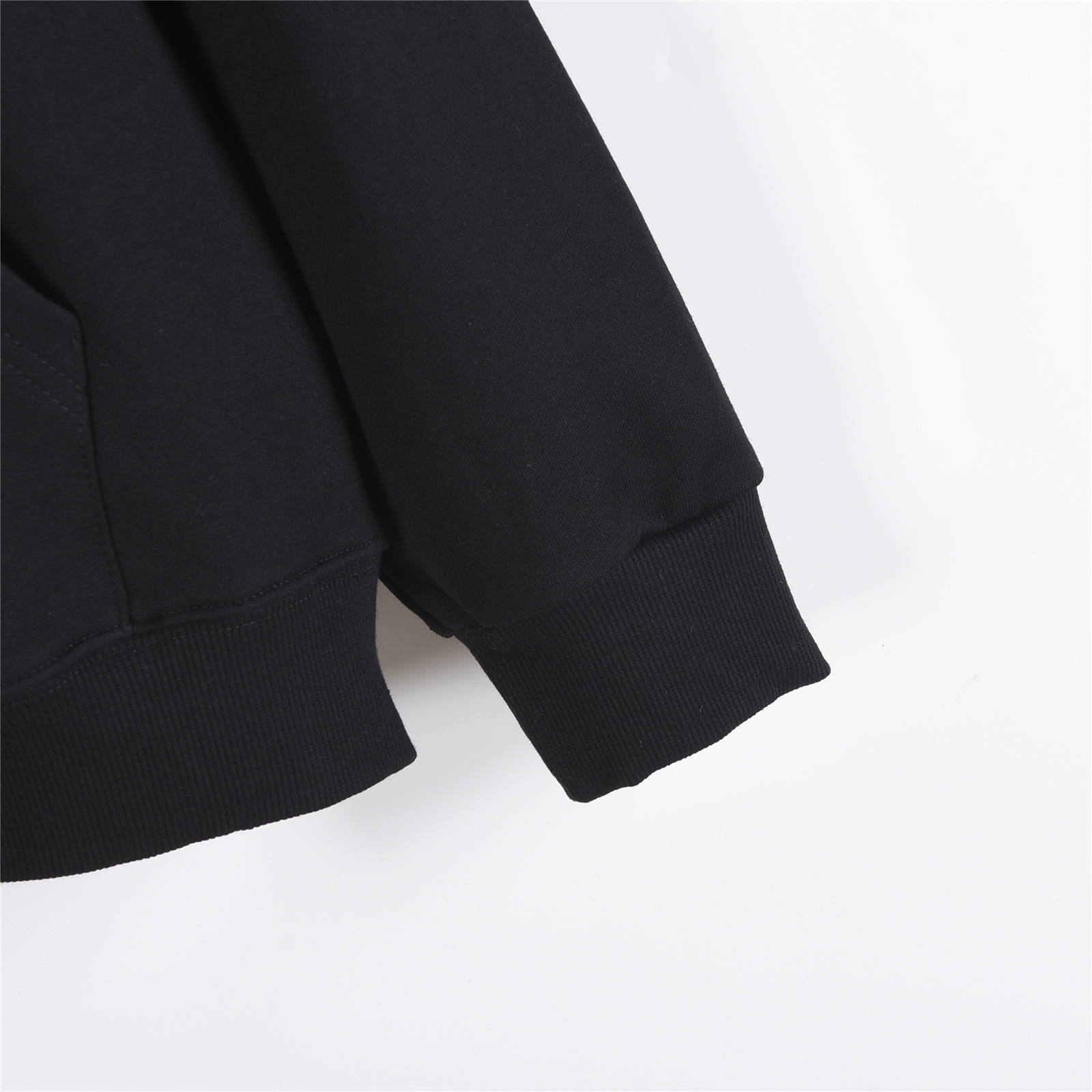 本地自取💰260(支持放店)
Burberry/巴宝莉 25Fw 后背十字绣战马双拉链套装连帽外套
十字绣马术骑士徽标棉质双拉链连帽衫连帽衫,
选用轻盈翻面绒棉质面料打造,呈现休闲版型。
融入十字绣工艺,塑就品牌徽标和 Burberry 格纹马术骑士徽标设计。
– 双向拉链开合
– 抽绳式连帽
– 收纳口袋
– 罗纹针织装饰
– 前胸饰有马术骑士徽标(EKD)刺绣
– 后背饰有十字绣马术骑士徽标(EKD)刺绣
搭配同款长裤更佳!!
颜色:卡其色,黑色
size:S-XL