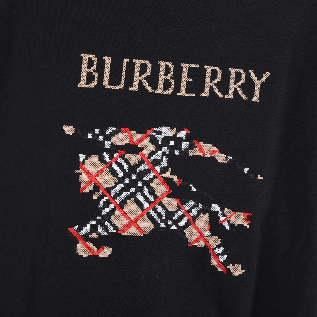 本地自取💰260(支持放店)
Burberry/巴宝莉 25Fw 后背十字绣战马双拉链套装连帽外套
十字绣马术骑士徽标棉质双拉链连帽衫连帽衫,
选用轻盈翻面绒棉质面料打造,呈现休闲版型。
融入十字绣工艺,塑就品牌徽标和 Burberry 格纹马术骑士徽标设计。
– 双向拉链开合
– 抽绳式连帽
– 收纳口袋
– 罗纹针织装饰
– 前胸饰有马术骑士徽标(EKD)刺绣
– 后背饰有十字绣马术骑士徽标(EKD)刺绣
搭配同款长裤更佳!!
颜色:卡其色,黑色
size:S-XL