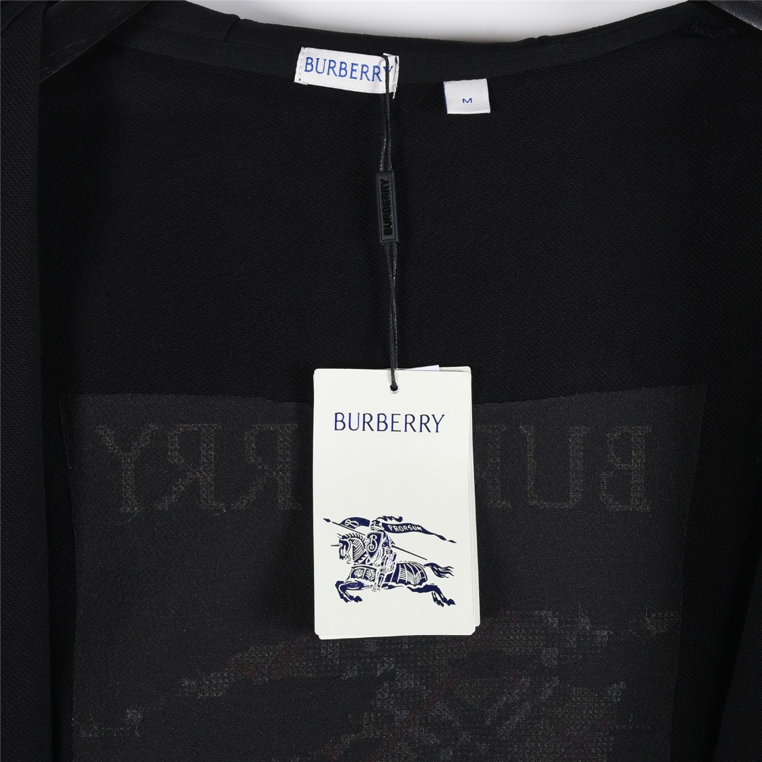 本地自取💰260(支持放店)
Burberry/巴宝莉 25Fw 后背十字绣战马双拉链套装连帽外套
十字绣马术骑士徽标棉质双拉链连帽衫连帽衫,
选用轻盈翻面绒棉质面料打造,呈现休闲版型。
融入十字绣工艺,塑就品牌徽标和 Burberry 格纹马术骑士徽标设计。
– 双向拉链开合
– 抽绳式连帽
– 收纳口袋
– 罗纹针织装饰
– 前胸饰有马术骑士徽标(EKD)刺绣
– 后背饰有十字绣马术骑士徽标(EKD)刺绣
搭配同款长裤更佳!!
颜色:卡其色,黑色
size:S-XL