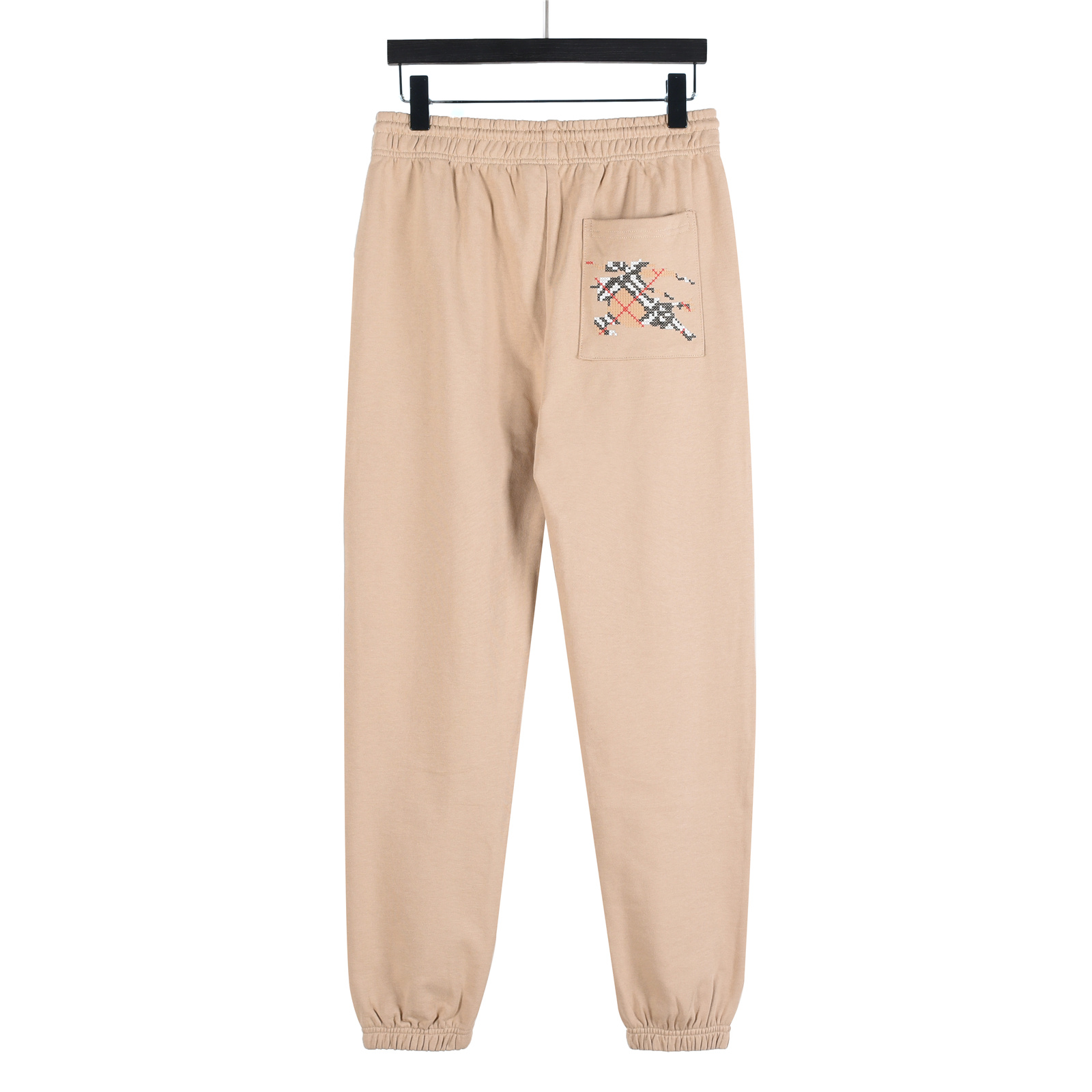 本地自取💰220(支持放店)
Burberry/巴宝莉 25Fw 后袋十字绣战马刺绣套装长裤
十字绣马术骑士徽标慢跑裤,
选用轻盈翻面绒棉质面料打造,呈现休闲版型。
融入十字绣工艺,塑就品牌徽标和 Burberry 格纹马术骑士徽标设计。
– 弹性抽绳裤腰
– 侧插袋;后贴袋
– 后袋饰有马术骑士徽标(EKD)刺绣
搭配同款拉链外套更佳!!
颜色:卡其色,黑色
size:S-XL