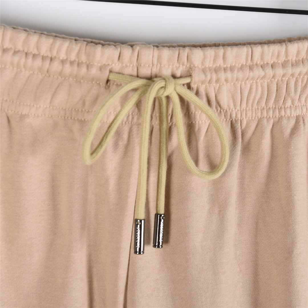 本地自取💰220(支持放店)
Burberry/巴宝莉 25Fw 后袋十字绣战马刺绣套装长裤
十字绣马术骑士徽标慢跑裤,
选用轻盈翻面绒棉质面料打造,呈现休闲版型。
融入十字绣工艺,塑就品牌徽标和 Burberry 格纹马术骑士徽标设计。
– 弹性抽绳裤腰
– 侧插袋;后贴袋
– 后袋饰有马术骑士徽标(EKD)刺绣
搭配同款拉链外套更佳!!
颜色:卡其色,黑色
size:S-XL