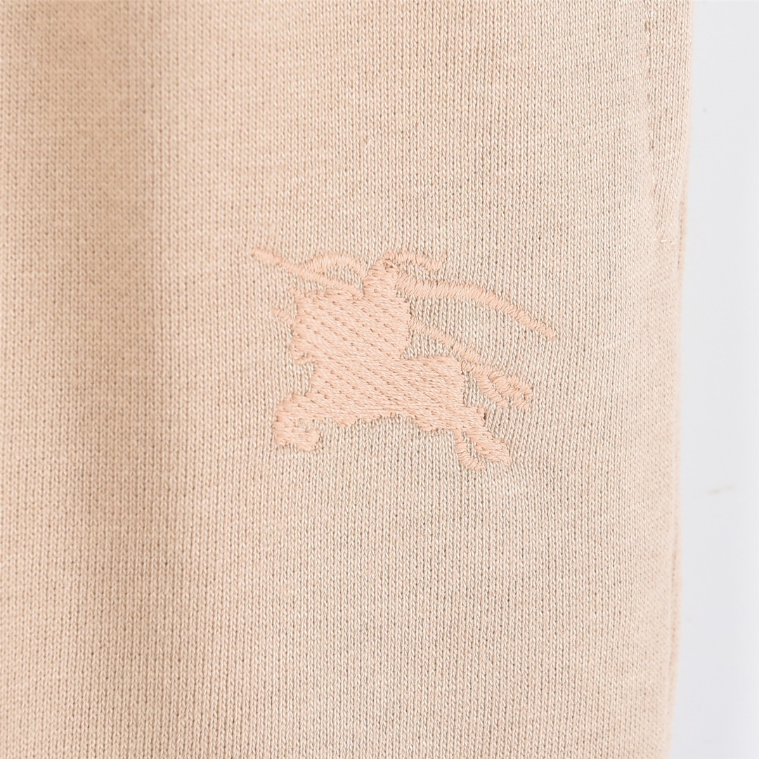 本地自取💰220(支持放店)
Burberry/巴宝莉 25Fw 后袋十字绣战马刺绣套装长裤
十字绣马术骑士徽标慢跑裤,
选用轻盈翻面绒棉质面料打造,呈现休闲版型。
融入十字绣工艺,塑就品牌徽标和 Burberry 格纹马术骑士徽标设计。
– 弹性抽绳裤腰
– 侧插袋;后贴袋
– 后袋饰有马术骑士徽标(EKD)刺绣
搭配同款拉链外套更佳!!
颜色:卡其色,黑色
size:S-XL