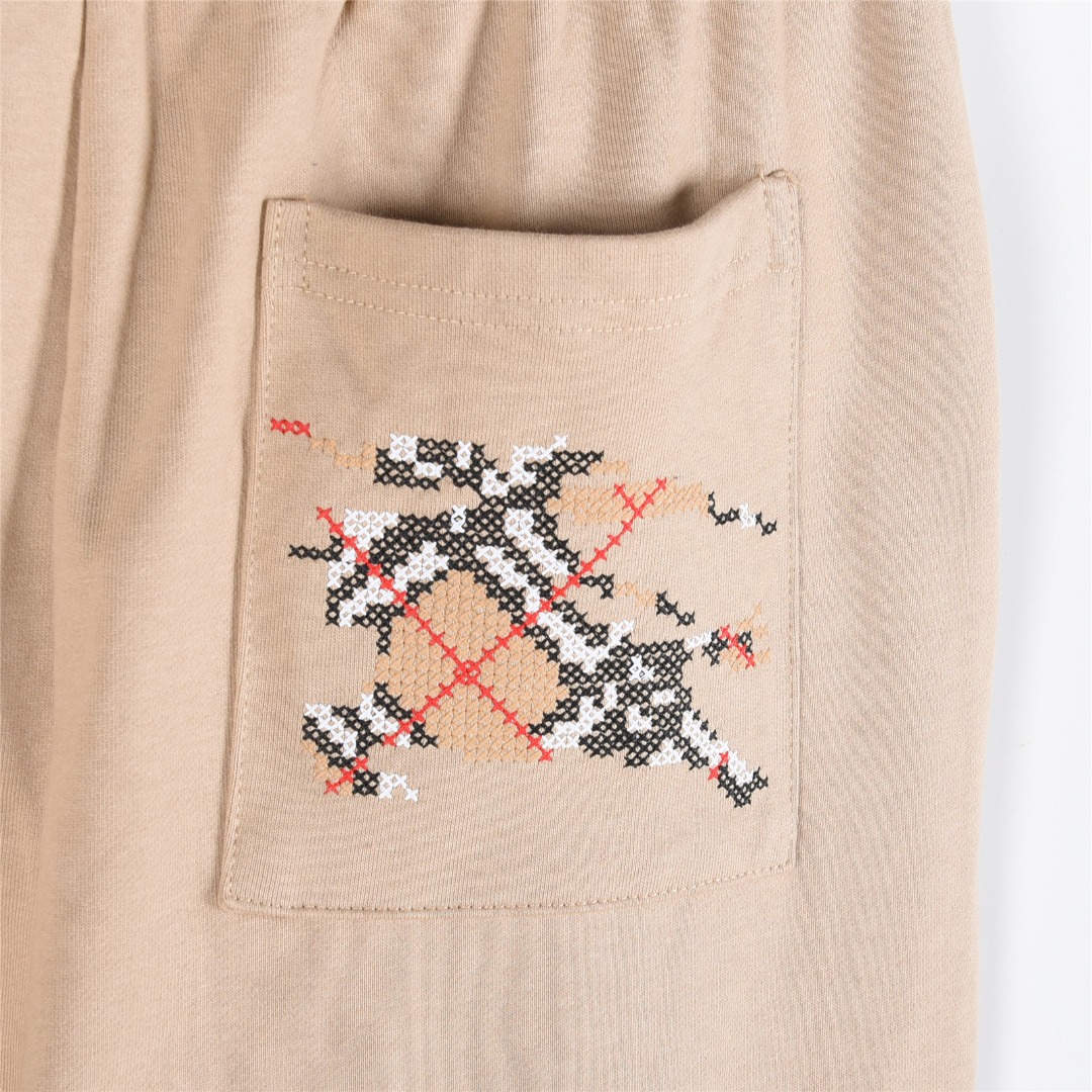 本地自取💰220(支持放店)
Burberry/巴宝莉 25Fw 后袋十字绣战马刺绣套装长裤
十字绣马术骑士徽标慢跑裤,
选用轻盈翻面绒棉质面料打造,呈现休闲版型。
融入十字绣工艺,塑就品牌徽标和 Burberry 格纹马术骑士徽标设计。
– 弹性抽绳裤腰
– 侧插袋;后贴袋
– 后袋饰有马术骑士徽标(EKD)刺绣
搭配同款拉链外套更佳!!
颜色:卡其色,黑色
size:S-XL