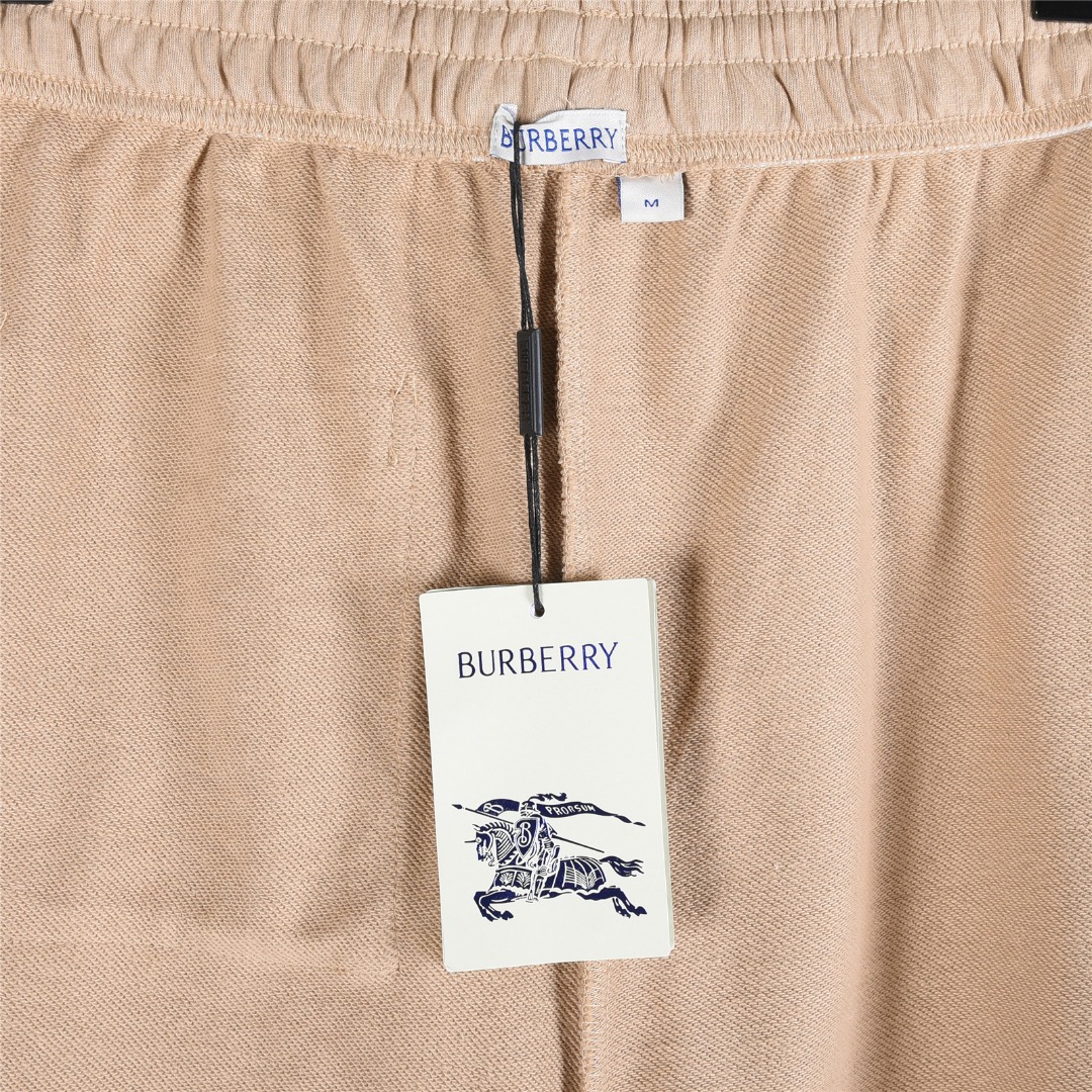 本地自取💰220(支持放店)
Burberry/巴宝莉 25Fw 后袋十字绣战马刺绣套装长裤
十字绣马术骑士徽标慢跑裤,
选用轻盈翻面绒棉质面料打造,呈现休闲版型。
融入十字绣工艺,塑就品牌徽标和 Burberry 格纹马术骑士徽标设计。
– 弹性抽绳裤腰
– 侧插袋;后贴袋
– 后袋饰有马术骑士徽标(EKD)刺绣
搭配同款拉链外套更佳!!
颜色:卡其色,黑色
size:S-XL