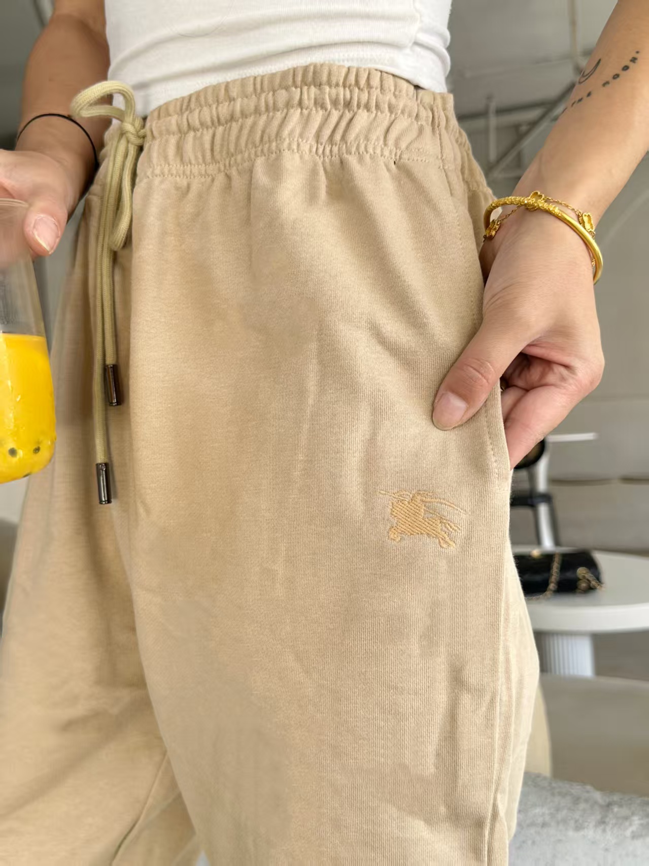 Burberry/巴宝莉 25Fw 后袋十字绣战马刺绣套装长裤 上身效果#