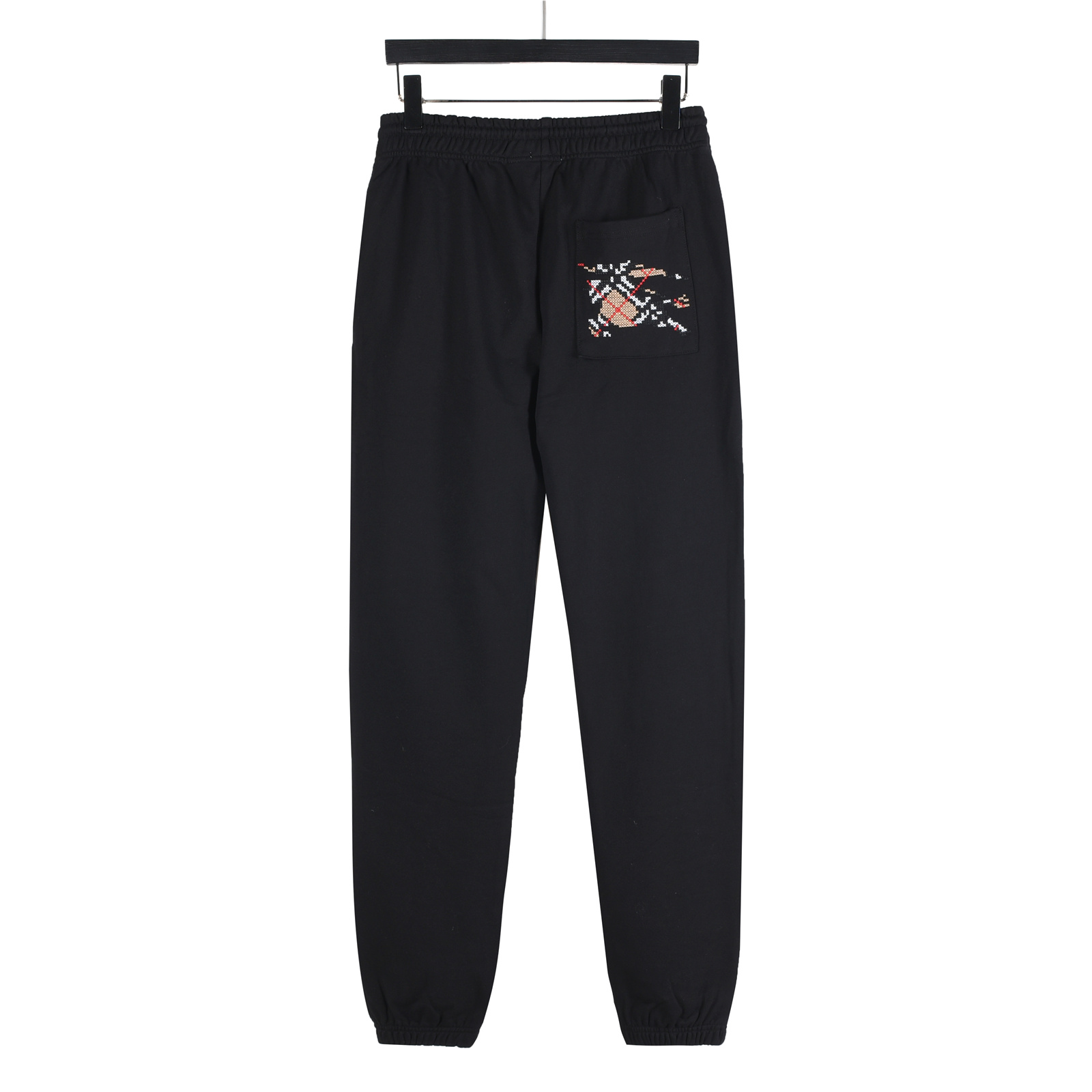 本地自取💰220(支持放店)
Burberry/巴宝莉 25Fw 后袋十字绣战马刺绣套装长裤
十字绣马术骑士徽标慢跑裤,
选用轻盈翻面绒棉质面料打造,呈现休闲版型。
融入十字绣工艺,塑就品牌徽标和 Burberry 格纹马术骑士徽标设计。
– 弹性抽绳裤腰
– 侧插袋;后贴袋
– 后袋饰有马术骑士徽标(EKD)刺绣
搭配同款拉链外套更佳!!
颜色:卡其色,黑色
size:S-XL