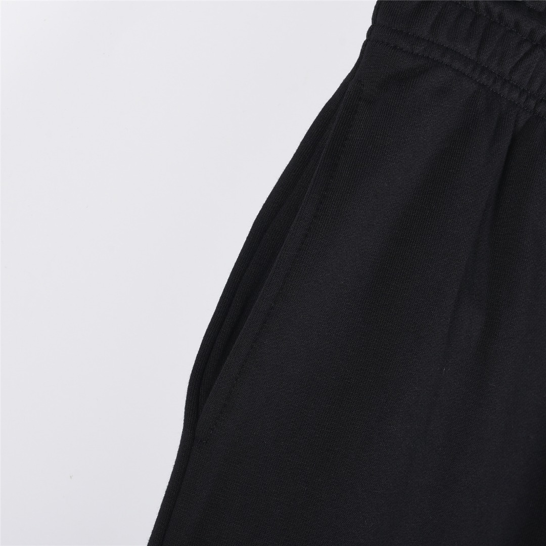 本地自取💰220(支持放店)
Burberry/巴宝莉 25Fw 后袋十字绣战马刺绣套装长裤
十字绣马术骑士徽标慢跑裤,
选用轻盈翻面绒棉质面料打造,呈现休闲版型。
融入十字绣工艺,塑就品牌徽标和 Burberry 格纹马术骑士徽标设计。
– 弹性抽绳裤腰
– 侧插袋;后贴袋
– 后袋饰有马术骑士徽标(EKD)刺绣
搭配同款拉链外套更佳!!
颜色:卡其色,黑色
size:S-XL