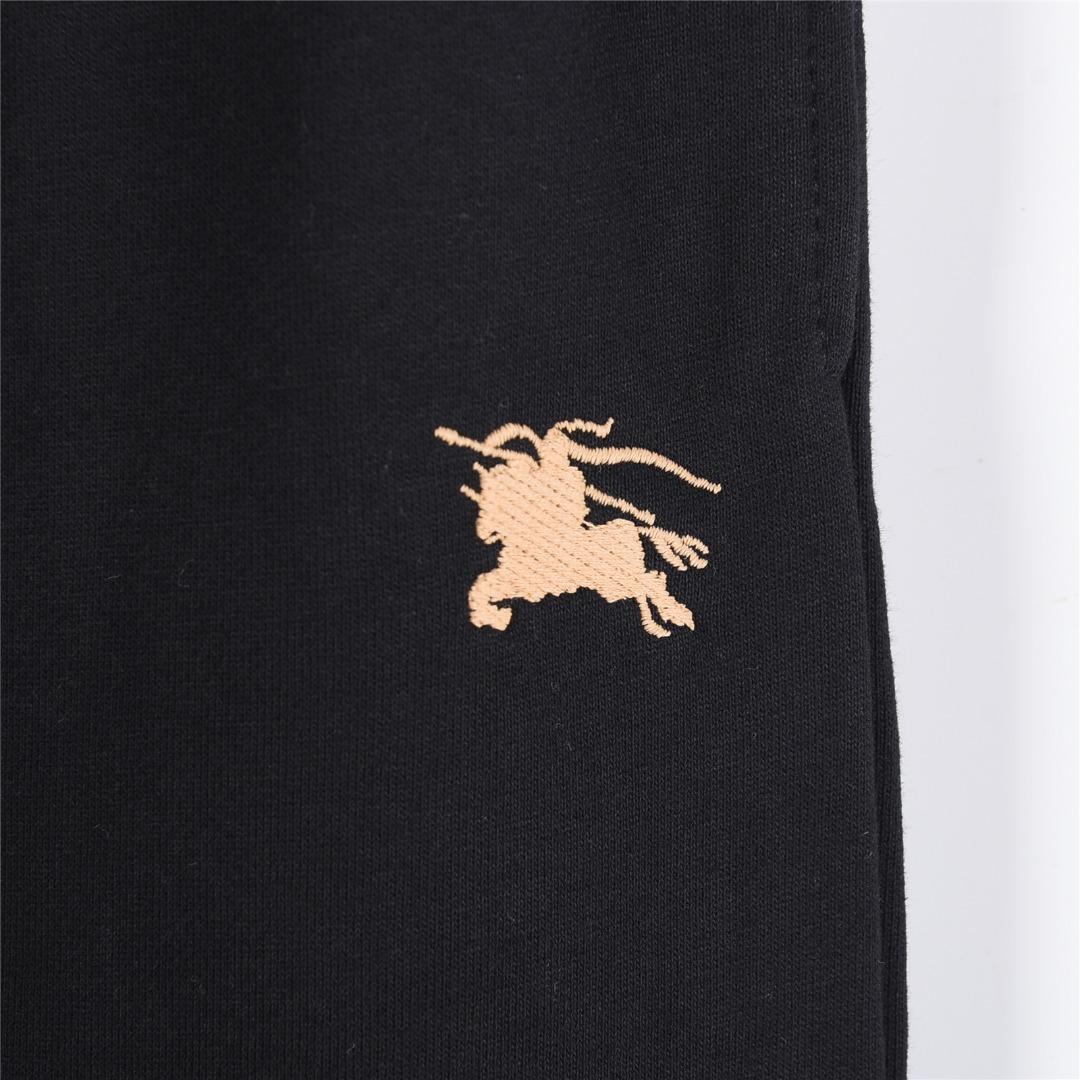 本地自取💰220(支持放店)
Burberry/巴宝莉 25Fw 后袋十字绣战马刺绣套装长裤
十字绣马术骑士徽标慢跑裤,
选用轻盈翻面绒棉质面料打造,呈现休闲版型。
融入十字绣工艺,塑就品牌徽标和 Burberry 格纹马术骑士徽标设计。
– 弹性抽绳裤腰
– 侧插袋;后贴袋
– 后袋饰有马术骑士徽标(EKD)刺绣
搭配同款拉链外套更佳!!
颜色:卡其色,黑色
size:S-XL