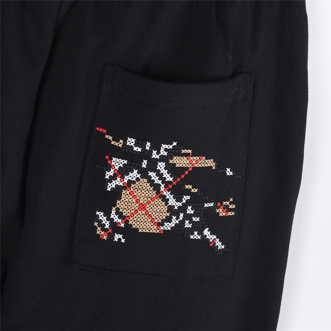 本地自取💰220(支持放店)
Burberry/巴宝莉 25Fw 后袋十字绣战马刺绣套装长裤
十字绣马术骑士徽标慢跑裤,
选用轻盈翻面绒棉质面料打造,呈现休闲版型。
融入十字绣工艺,塑就品牌徽标和 Burberry 格纹马术骑士徽标设计。
– 弹性抽绳裤腰
– 侧插袋;后贴袋
– 后袋饰有马术骑士徽标(EKD)刺绣
搭配同款拉链外套更佳!!
颜色:卡其色,黑色
size:S-XL