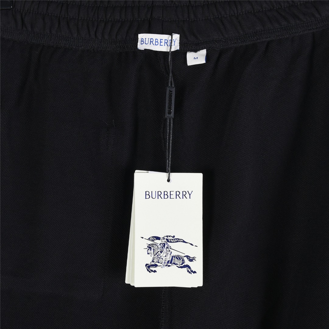 本地自取💰220(支持放店)
Burberry/巴宝莉 25Fw 后袋十字绣战马刺绣套装长裤
十字绣马术骑士徽标慢跑裤,
选用轻盈翻面绒棉质面料打造,呈现休闲版型。
融入十字绣工艺,塑就品牌徽标和 Burberry 格纹马术骑士徽标设计。
– 弹性抽绳裤腰
– 侧插袋;后贴袋
– 后袋饰有马术骑士徽标(EKD)刺绣
搭配同款拉链外套更佳!!
颜色:卡其色,黑色
size:S-XL