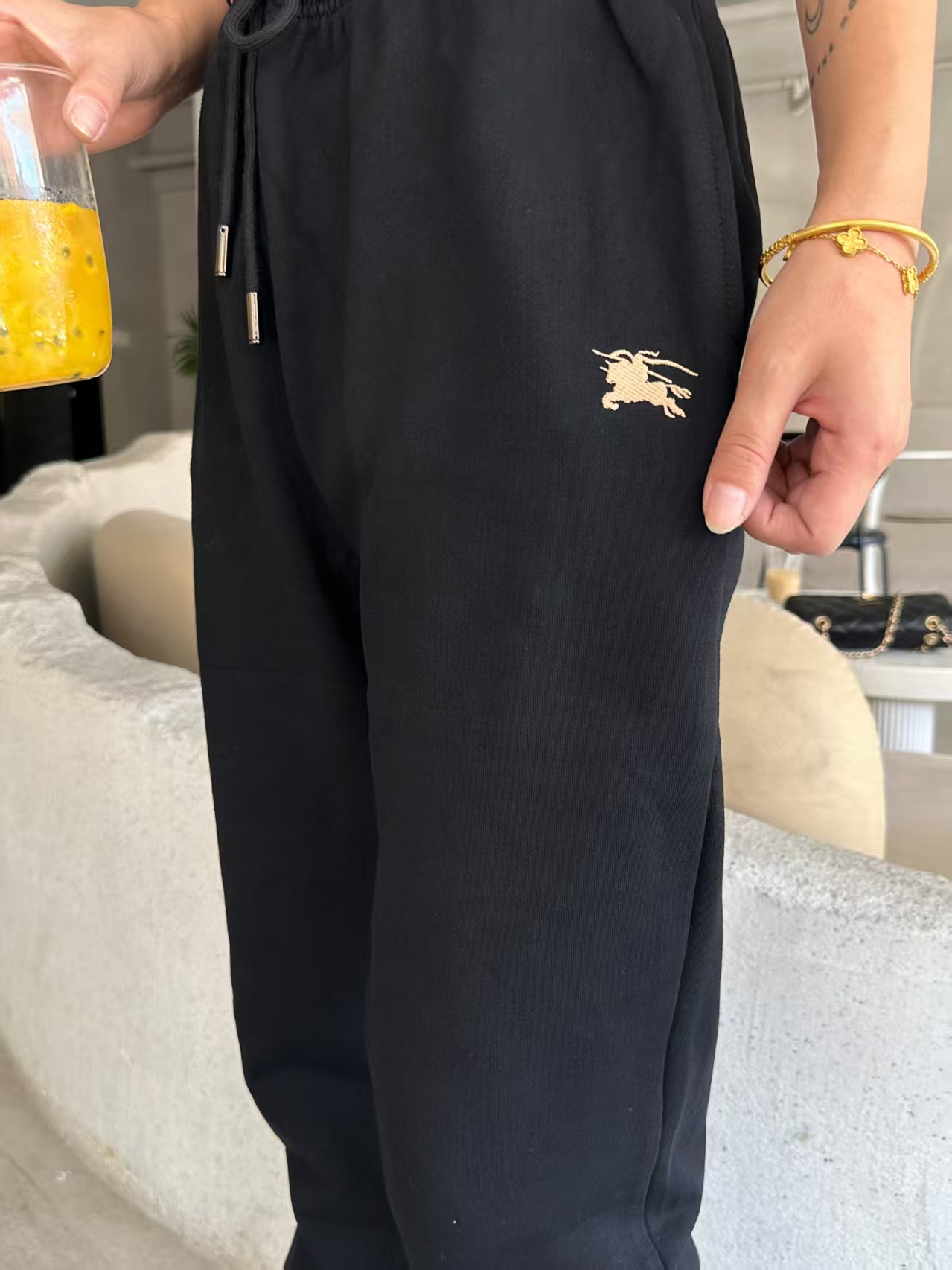 Burberry/巴宝莉 25Fw 后袋十字绣战马刺绣套装长裤 上身效果#