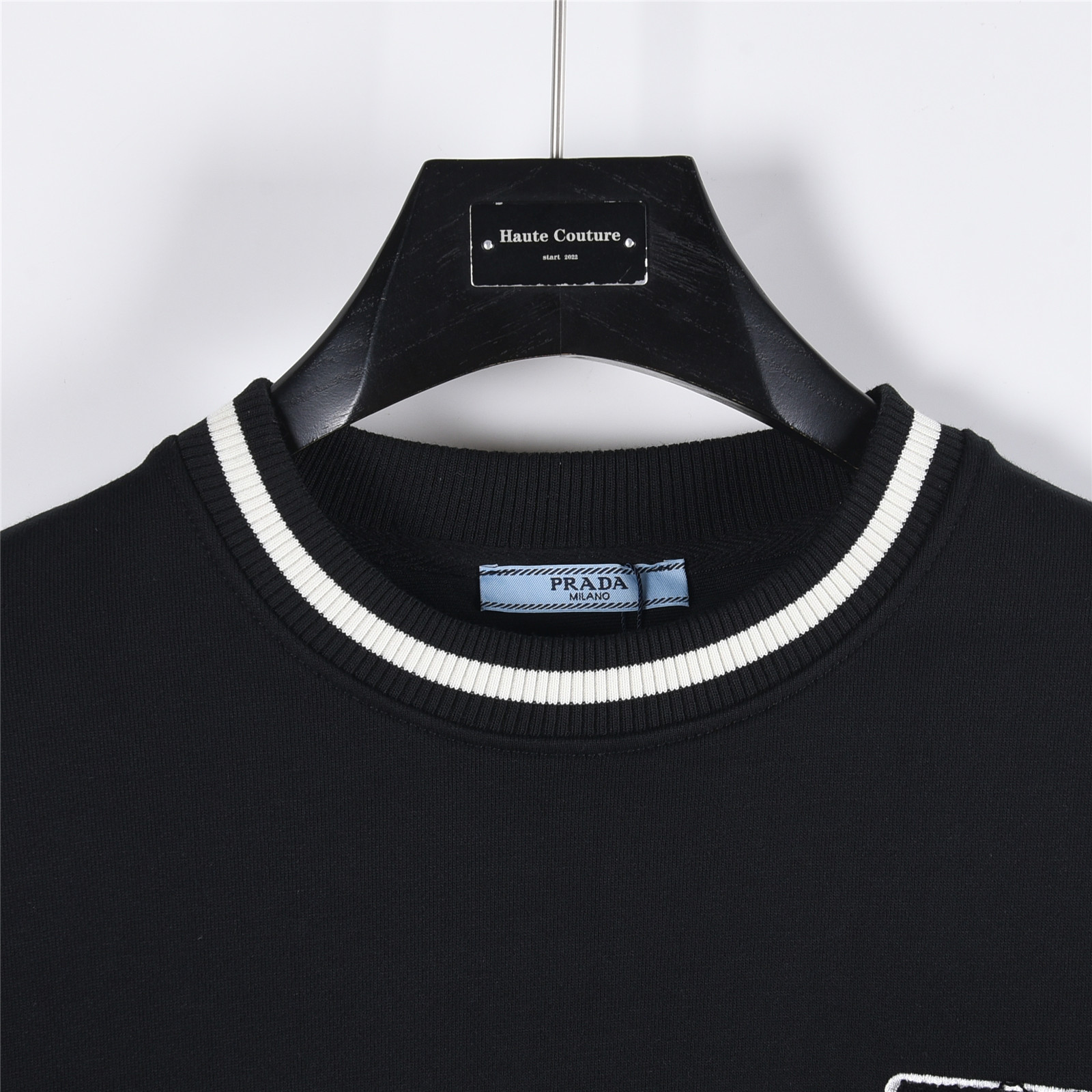 Prada/普拉达 25Fw 撞色螺纹贴布字母刺绣圆领卫衣 黑色 白色