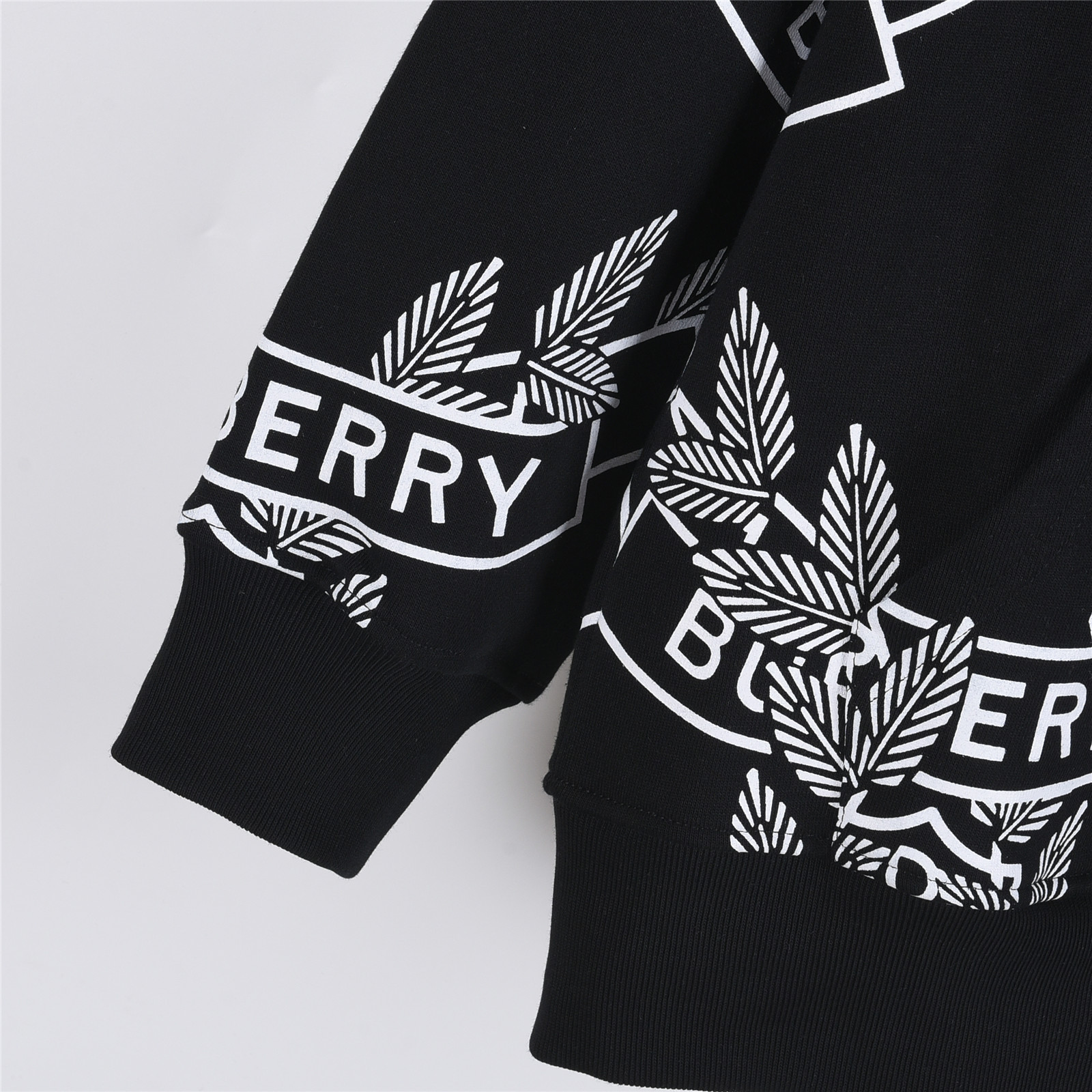 Burberry/巴宝莉 25Fw 经典麦穗字母满身印花logo圆领卫衣 黑色 白色