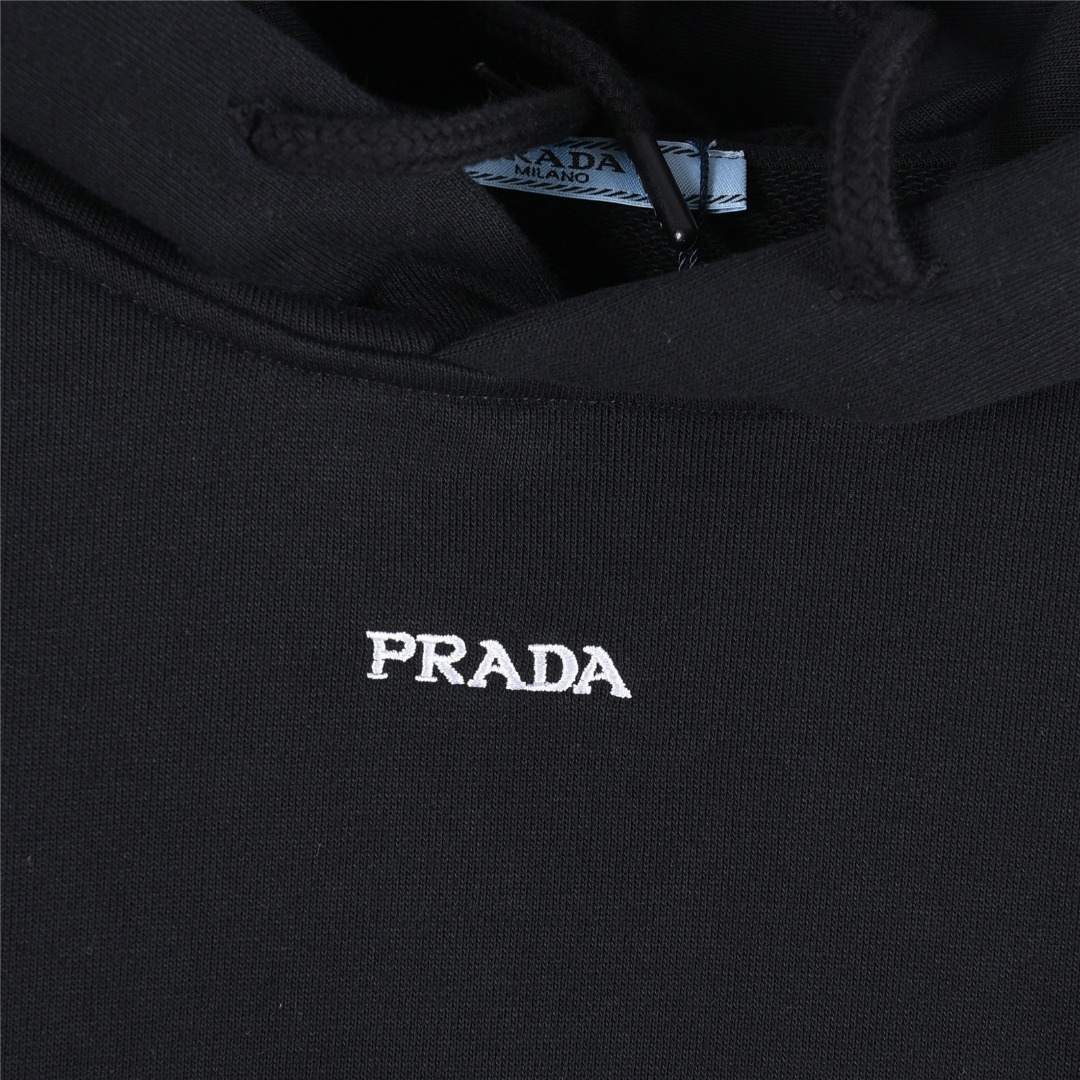Prada/普拉达 25Fw 胸前小字母刺绣连帽卫衣 黑色 白色